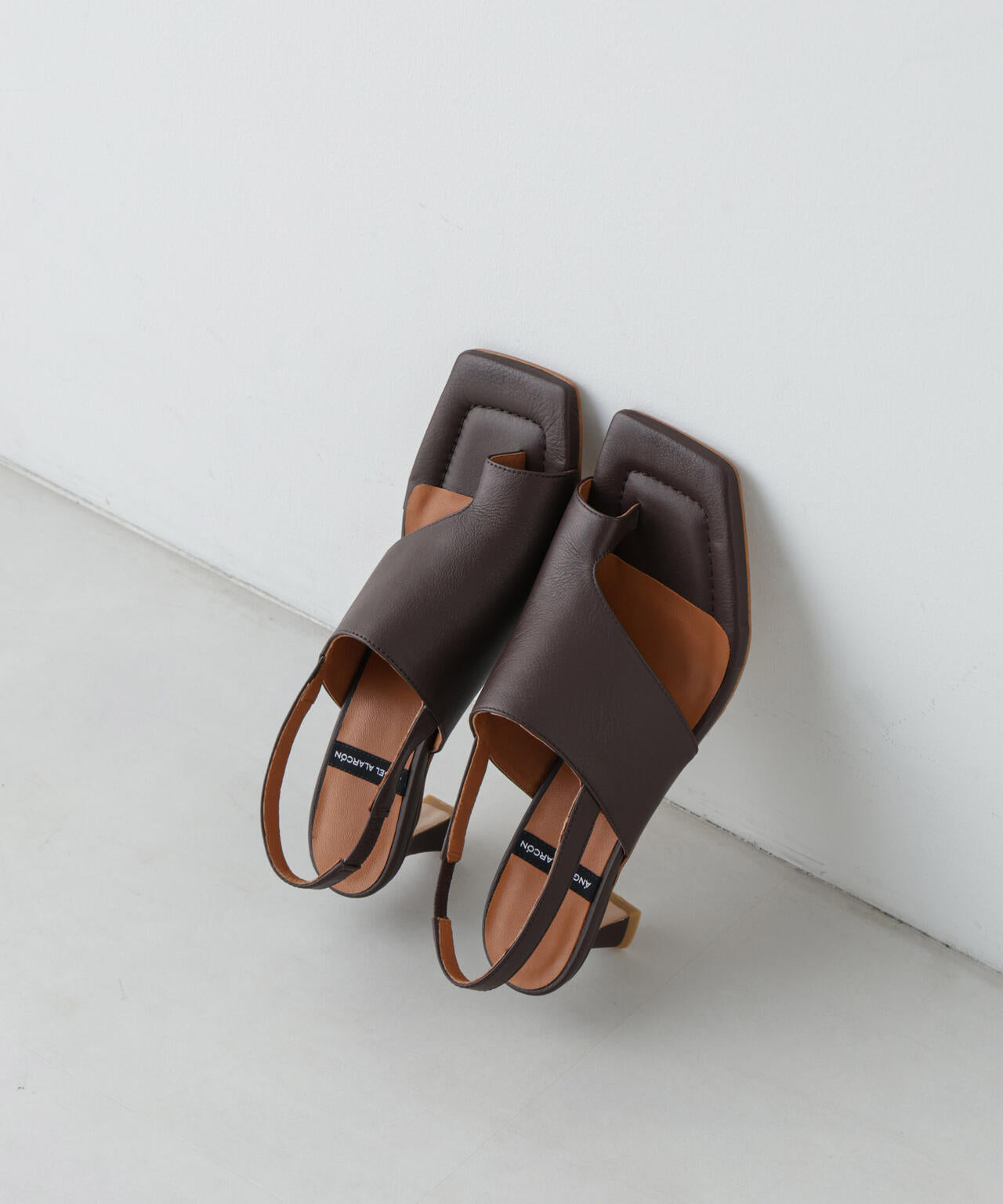 ANGEL ALARCON/スクエアトウ バックバンドトングサンダル 6715135131