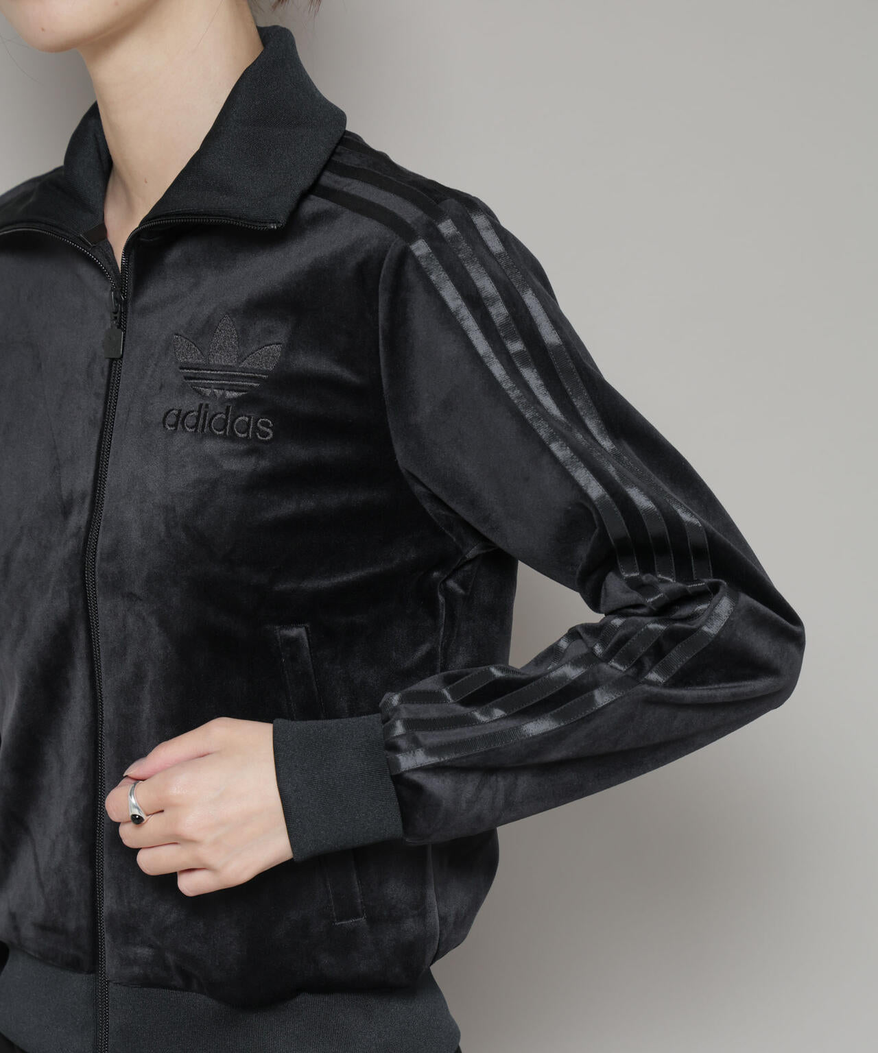 adidas/VELVET TRACK JAKET BLACK 6715216009