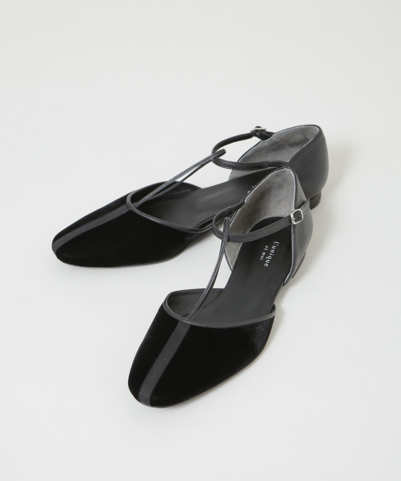 L'unique et moi/Air Tストラップ フラットシューズ 6715233102