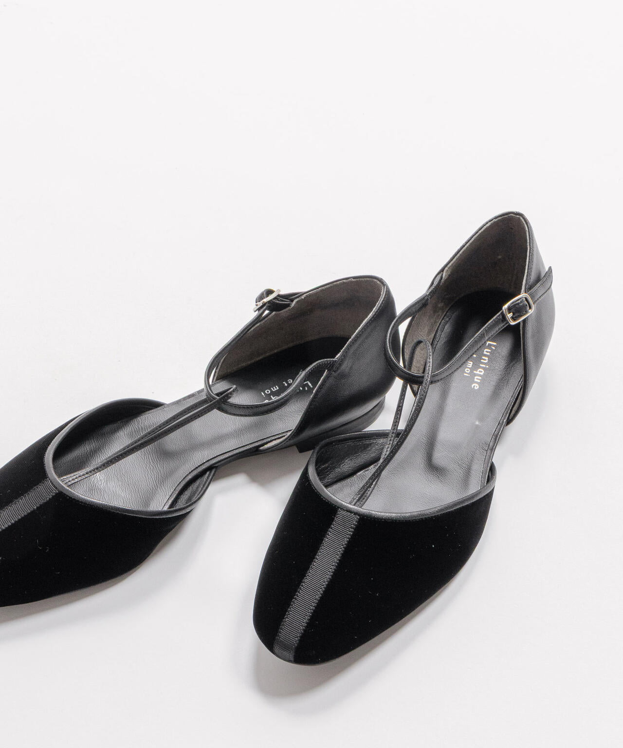 L'unique et moi/Air Tストラップ フラットシューズ 6715233102