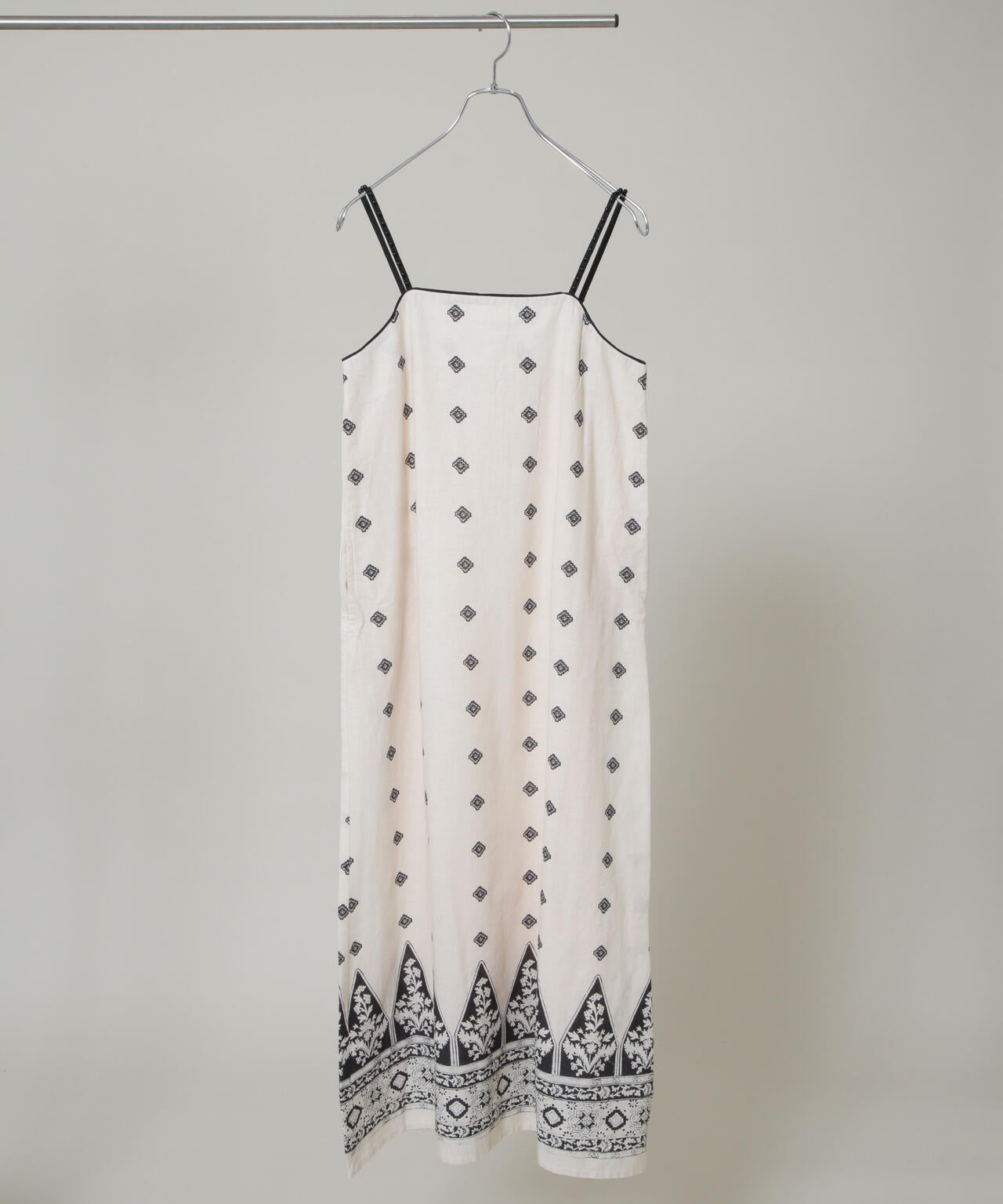 サラマリカ　花柄キャミソールワンピース Sara mallika / Zigzag Flower Print Cami Dress