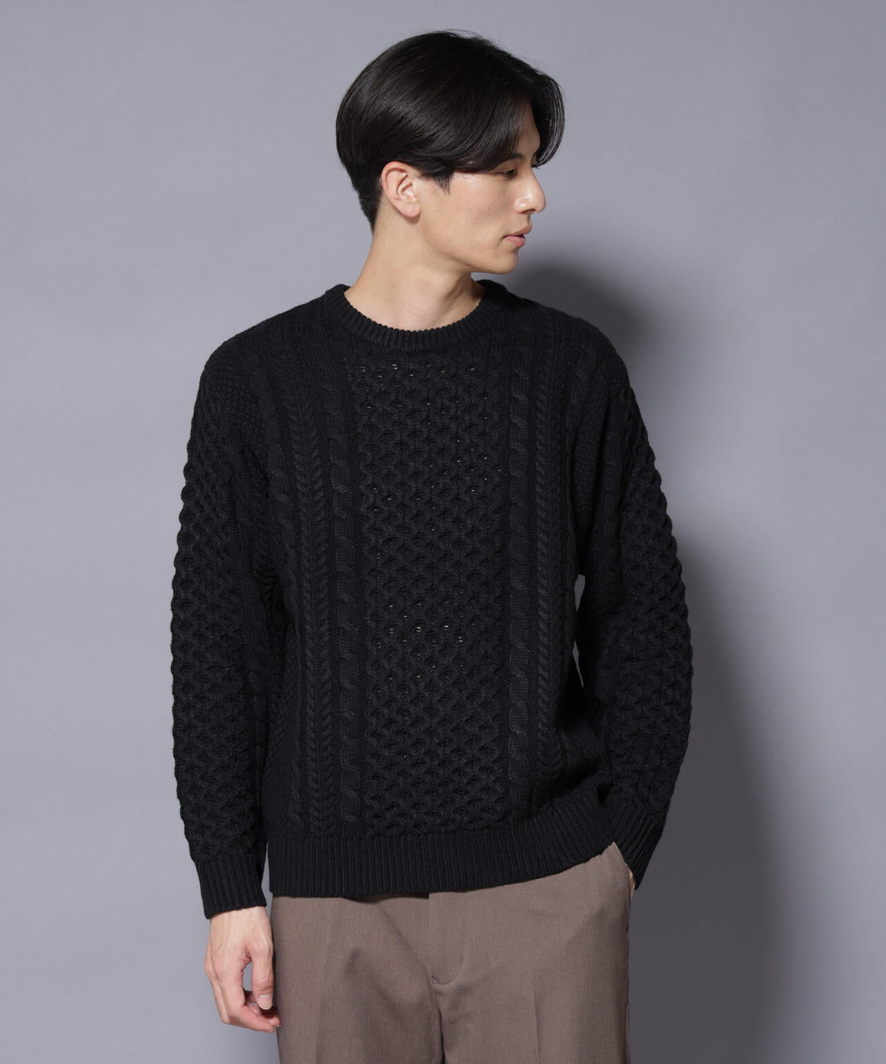 ローゲージケーブルニット