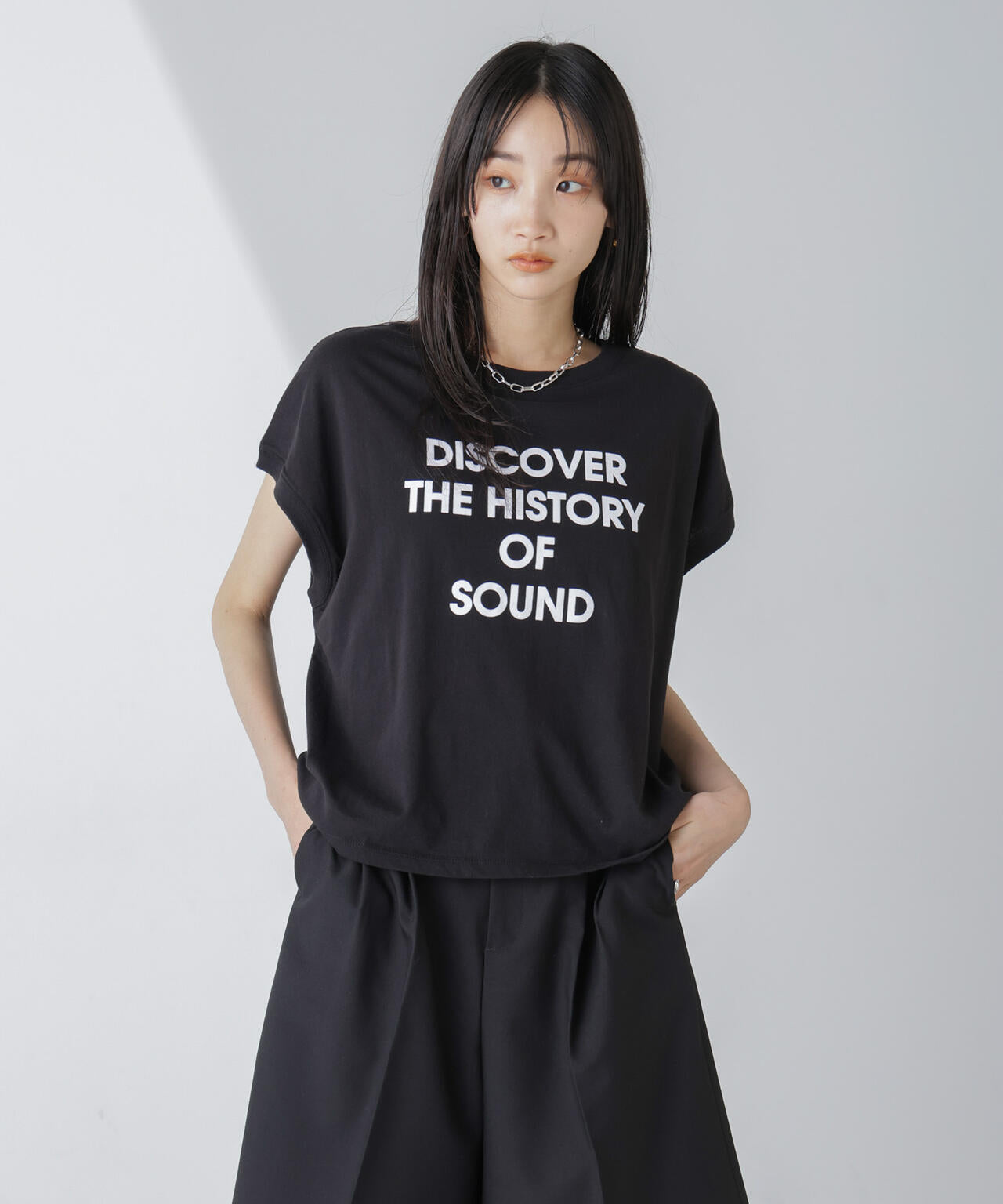 フロッキーロゴノースリーブクロップドトップス 6734124320
