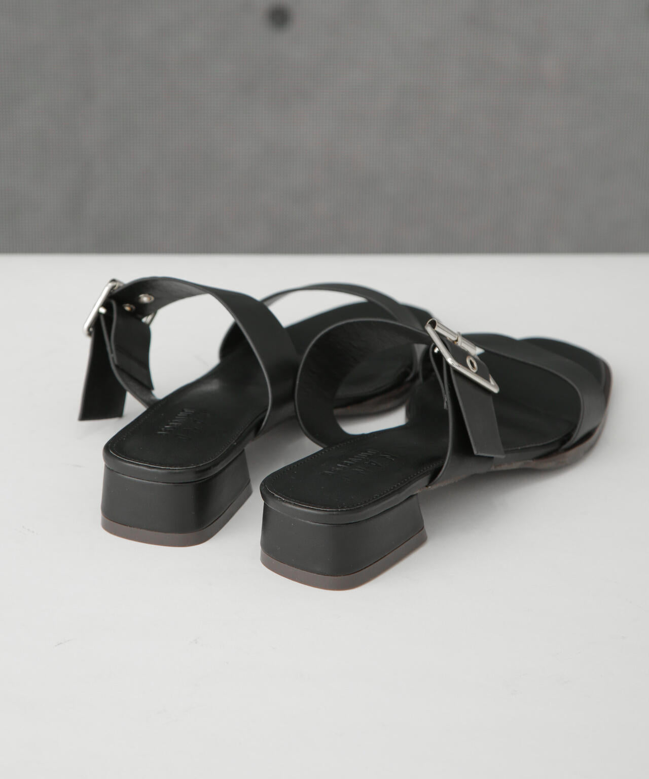 ゴールドバックルサンダル 6734135303