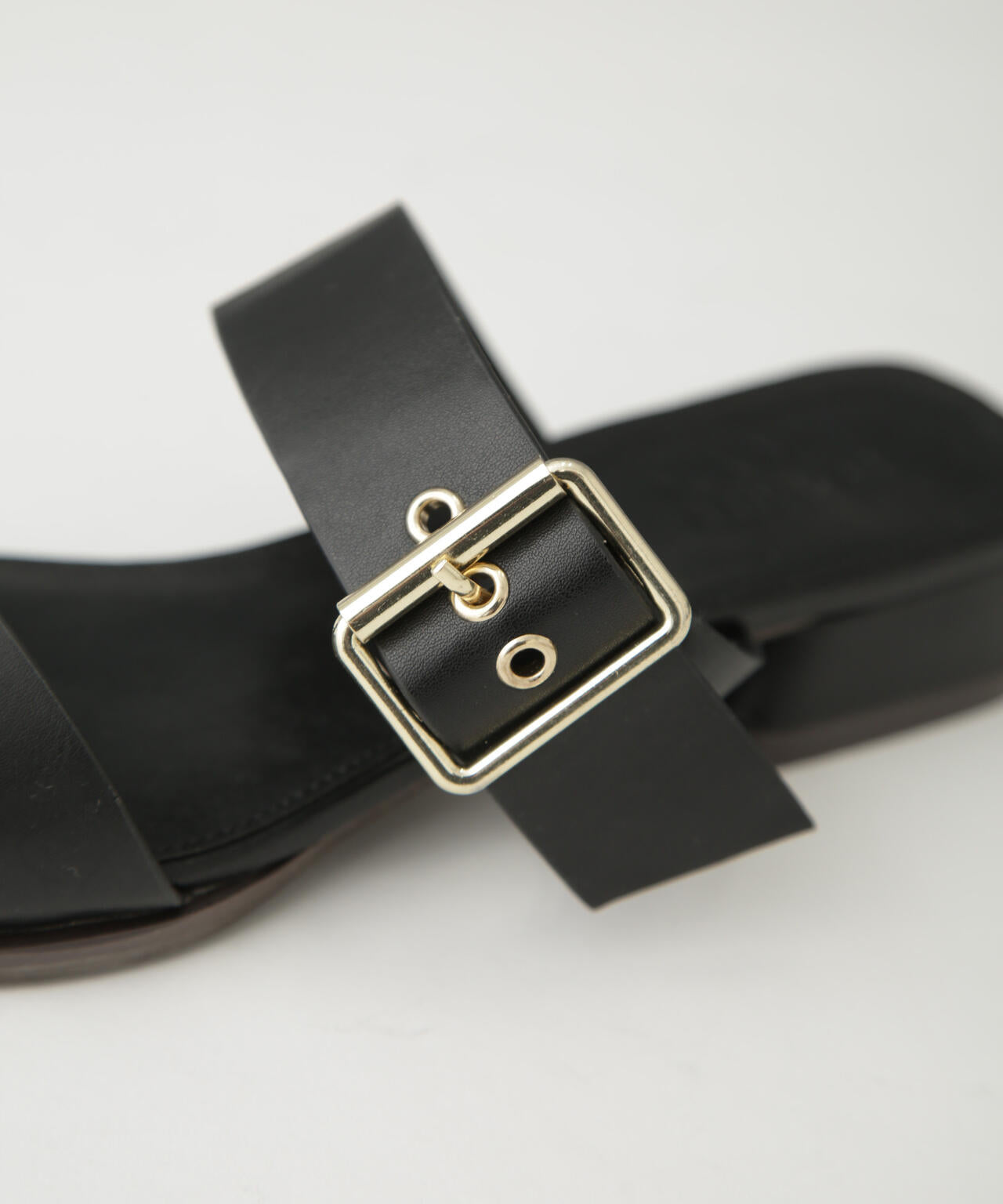 ゴールドバックルサンダル 6734135303