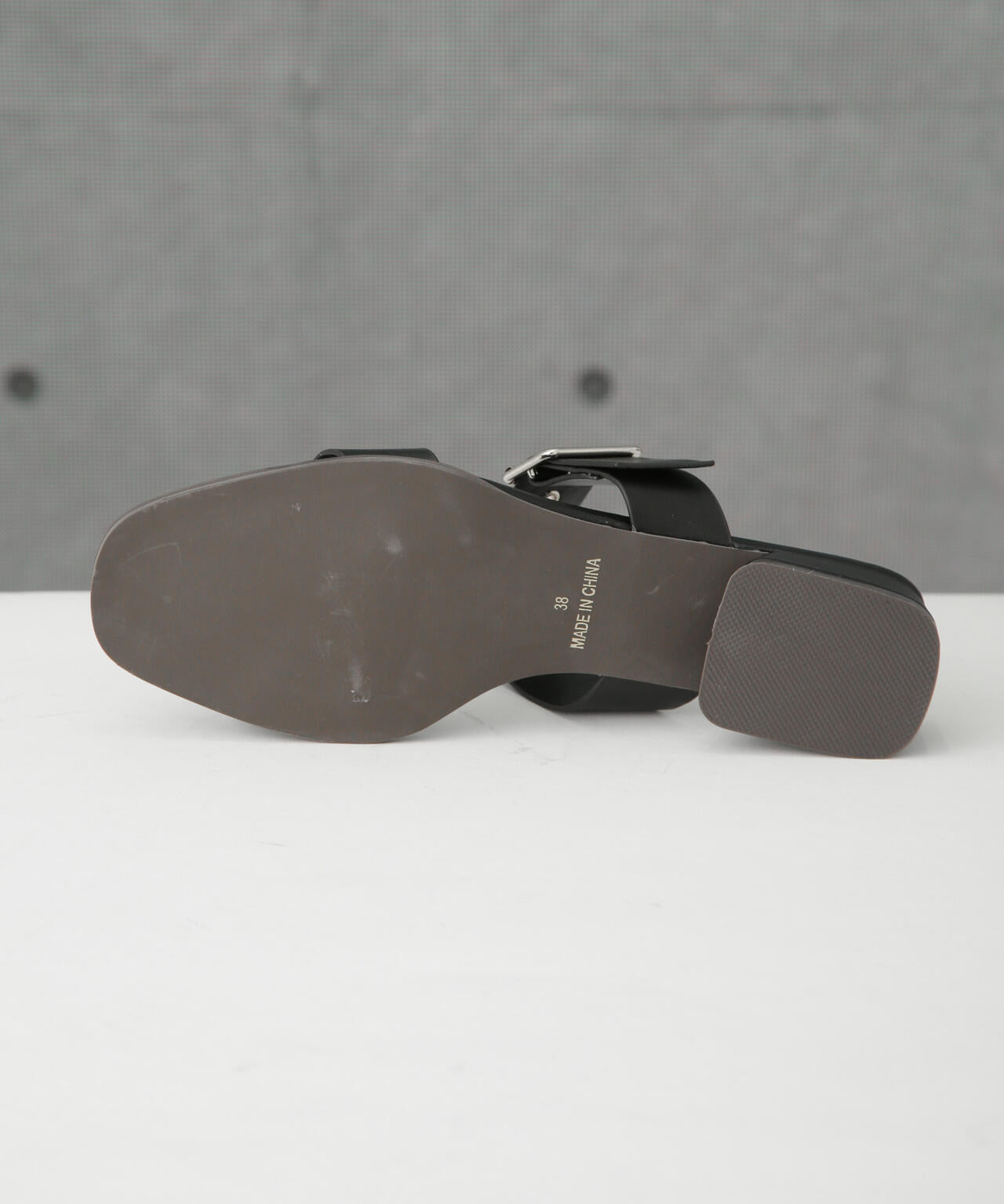 ゴールドバックルサンダル 6734135303