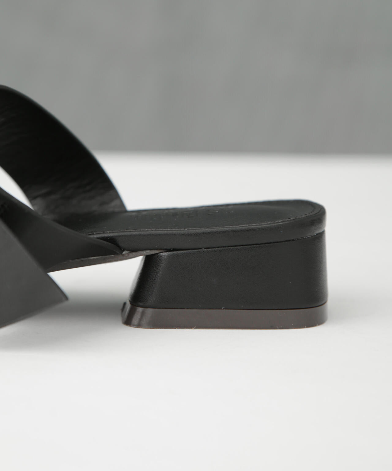 ゴールドバックルサンダル 6734135303