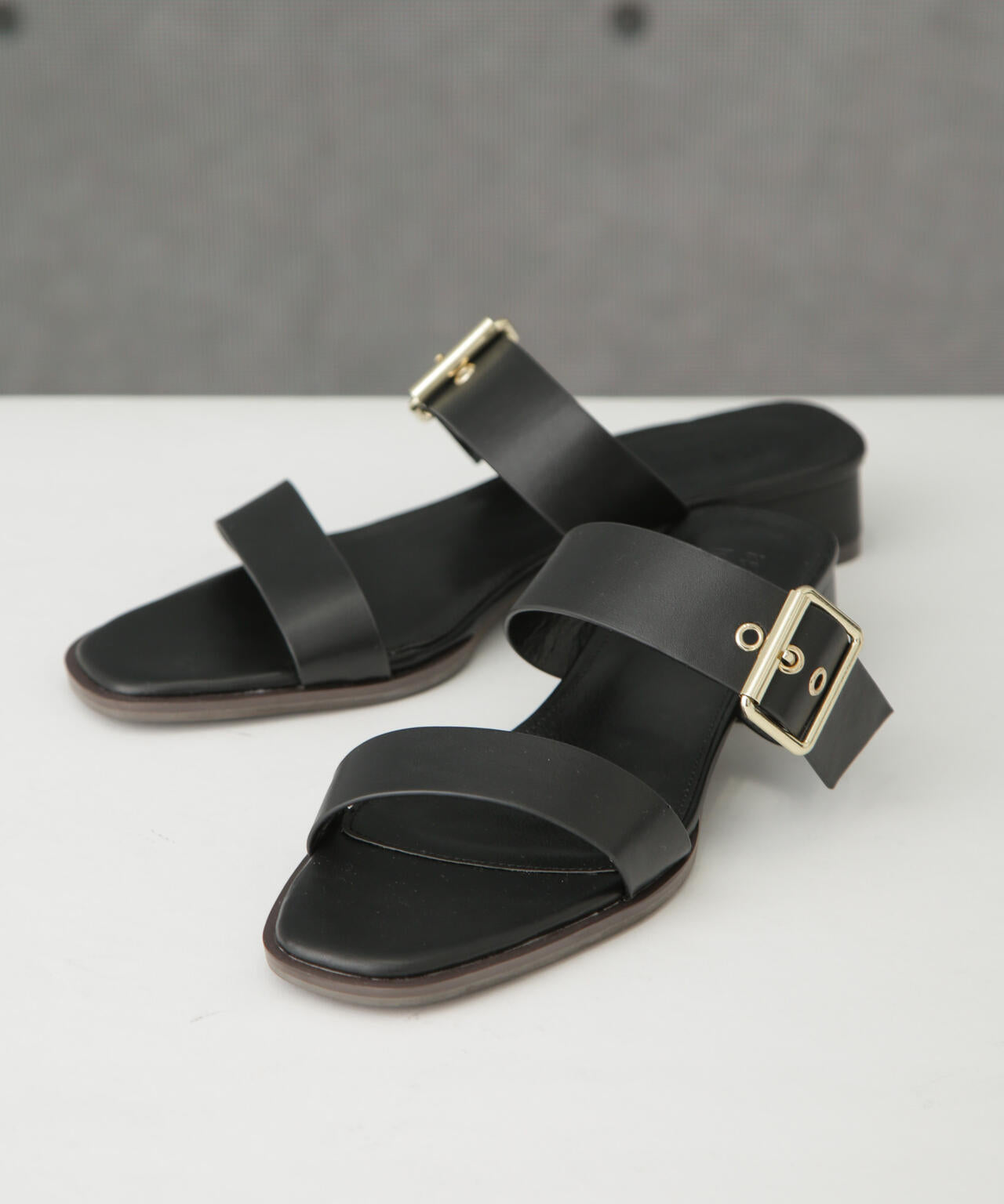 ゴールドバックルサンダル 6734135303