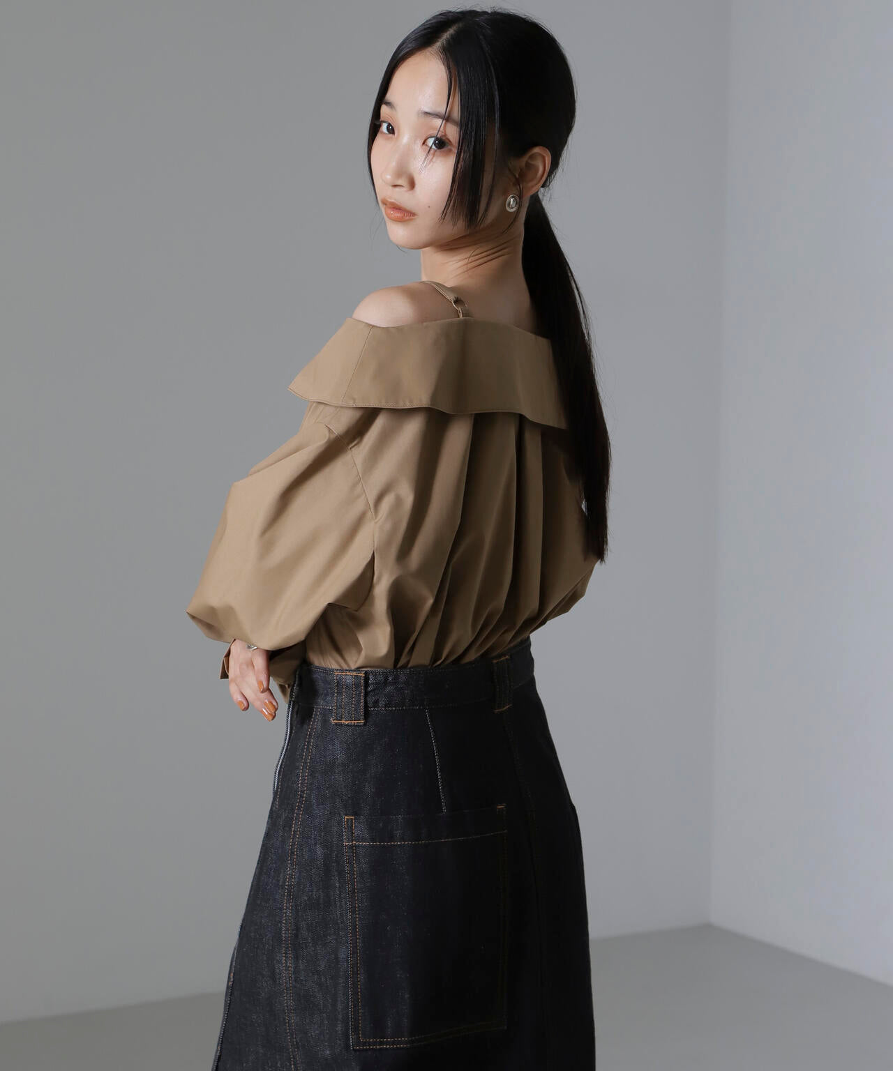 オフショルダーデザインシャツ 6734220316