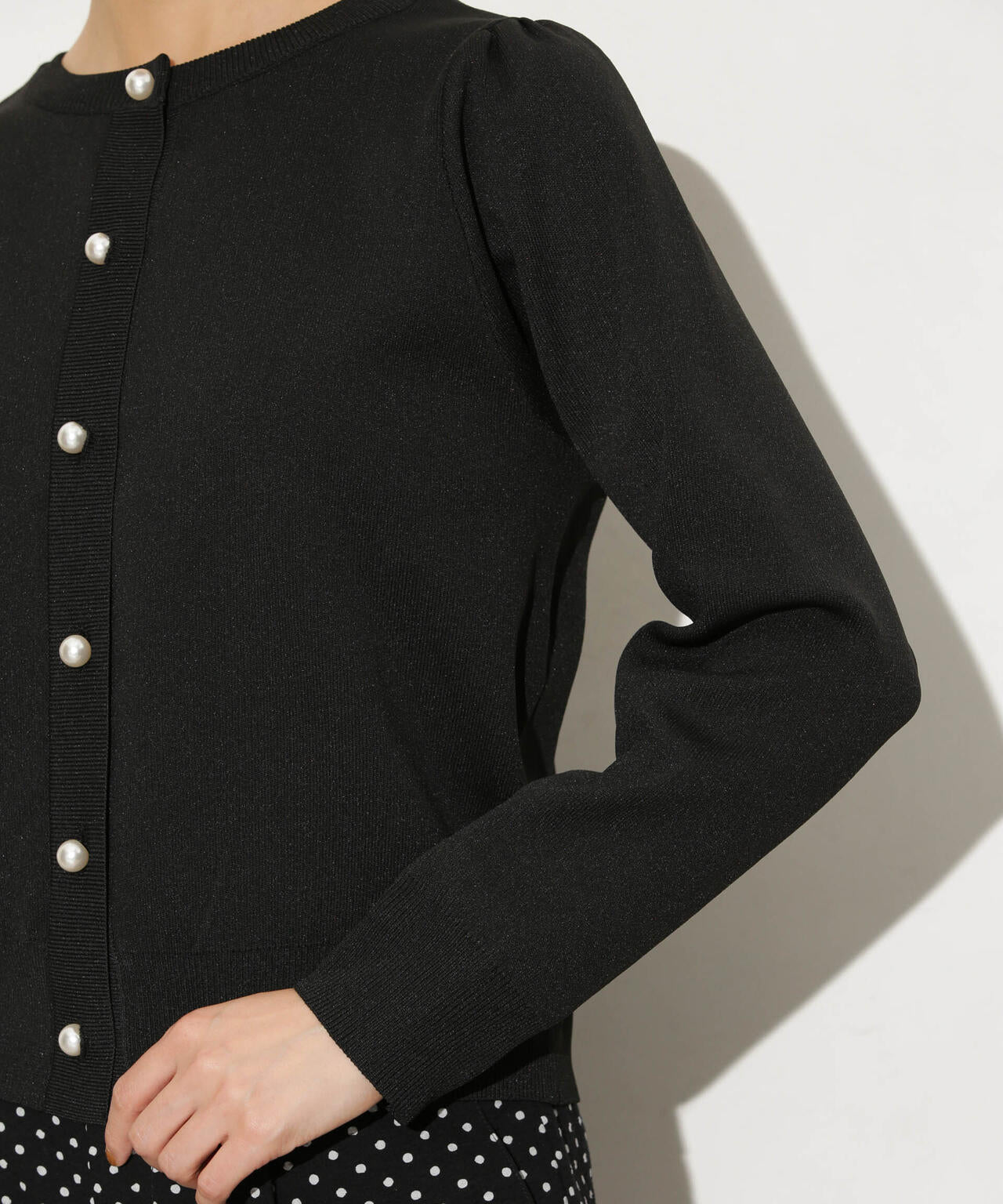 WEB限定/ライトスポンディッシュパールボタンカーディガン 6734222360