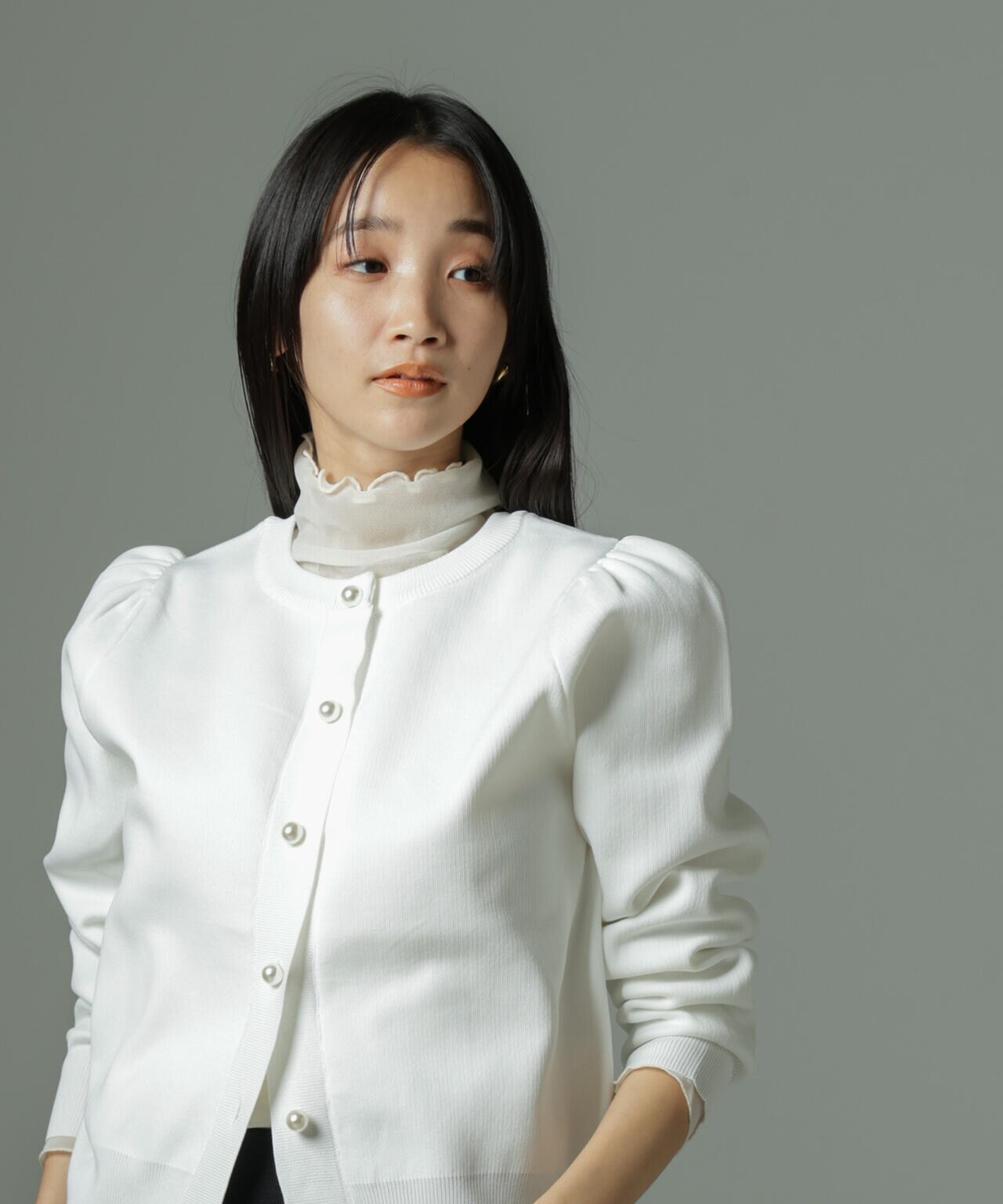 WEB限定/ライトスポンディッシュパールボタンカーディガン 6734222360