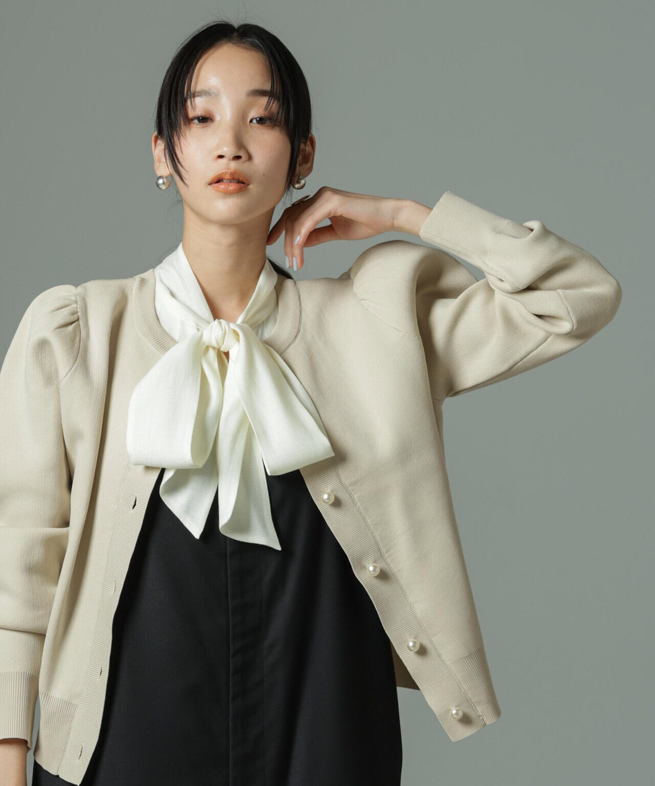 WEB限定/ライトスポンディッシュパールボタンカーディガン 6734222360