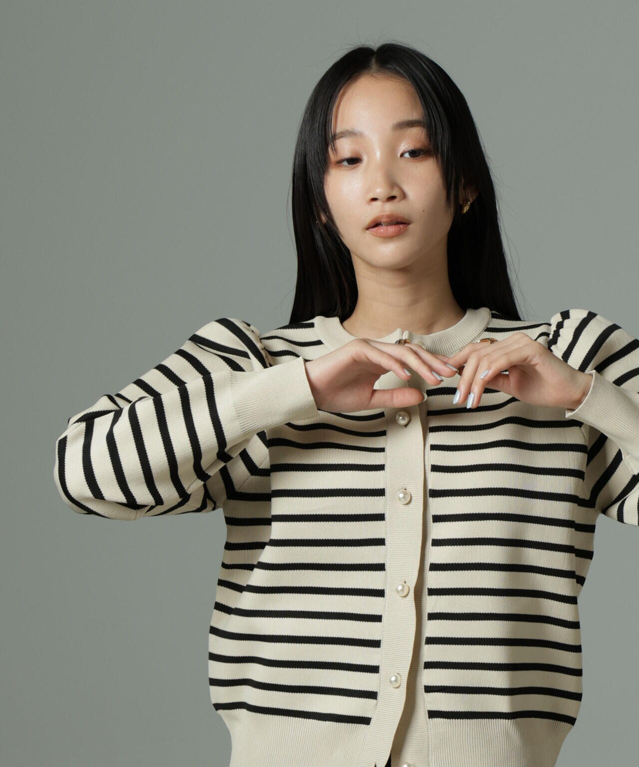 WEB限定/ライトスポンディッシュパールボタンカーディガン 6734222360