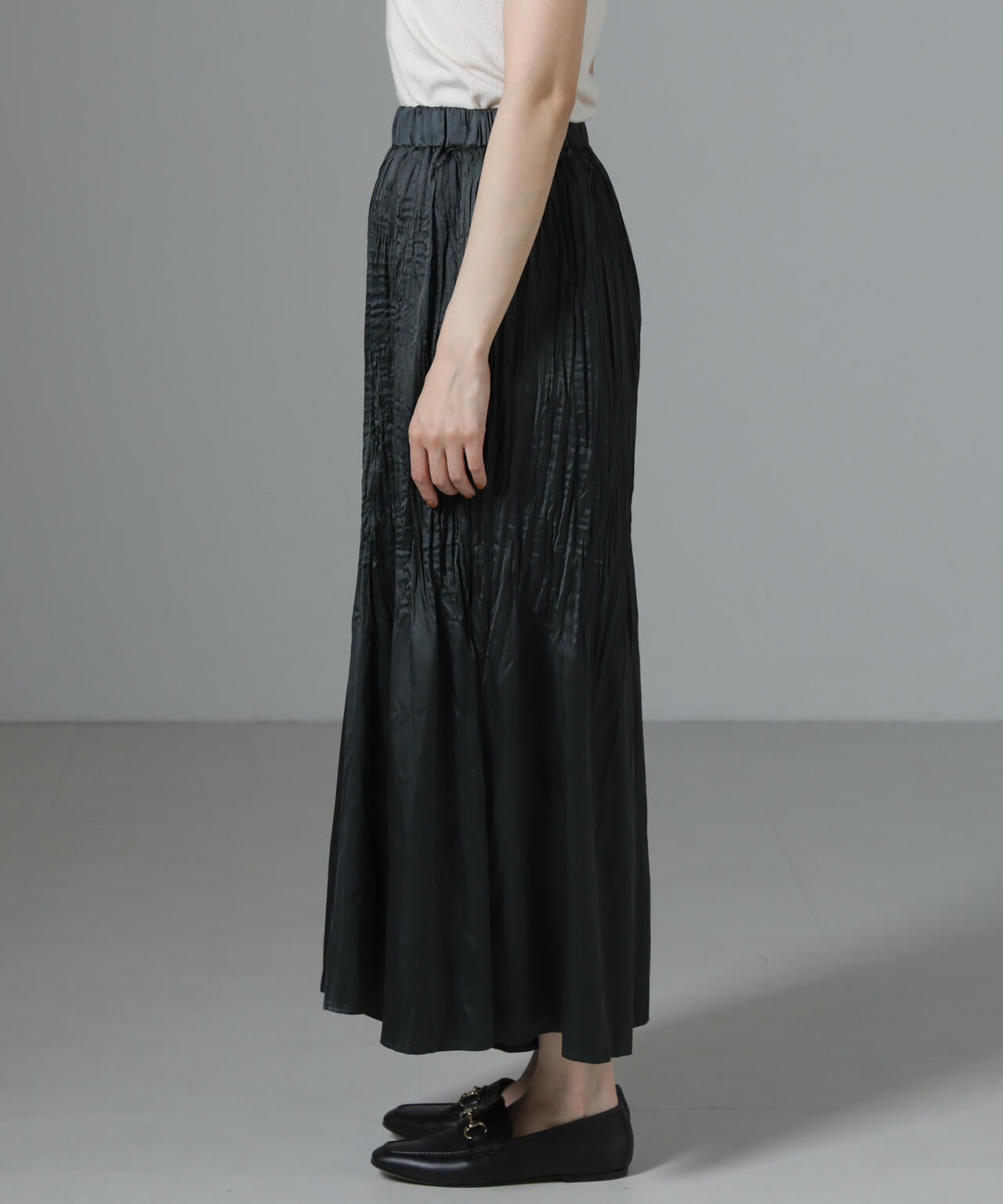 消しプリーツサテンワイドパンツ 6734227320