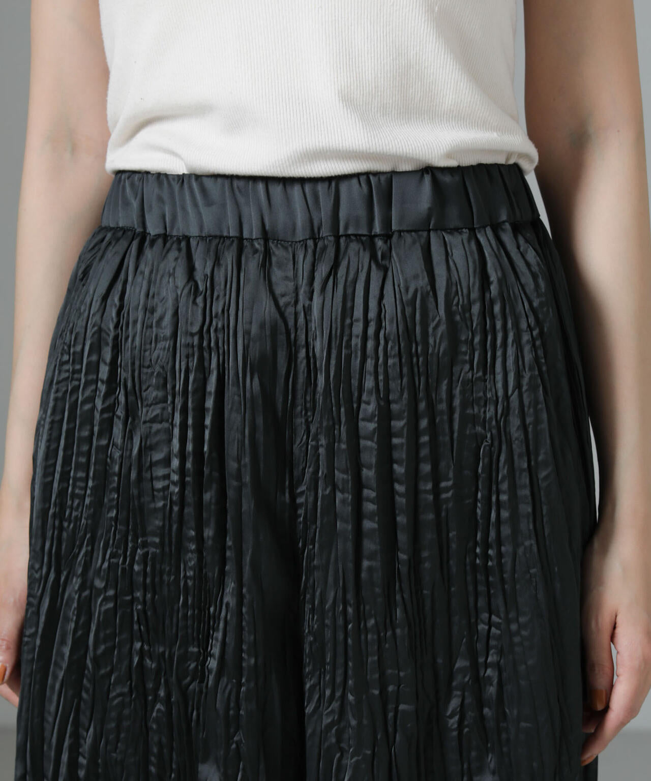 消しプリーツサテンワイドパンツ 6734227320