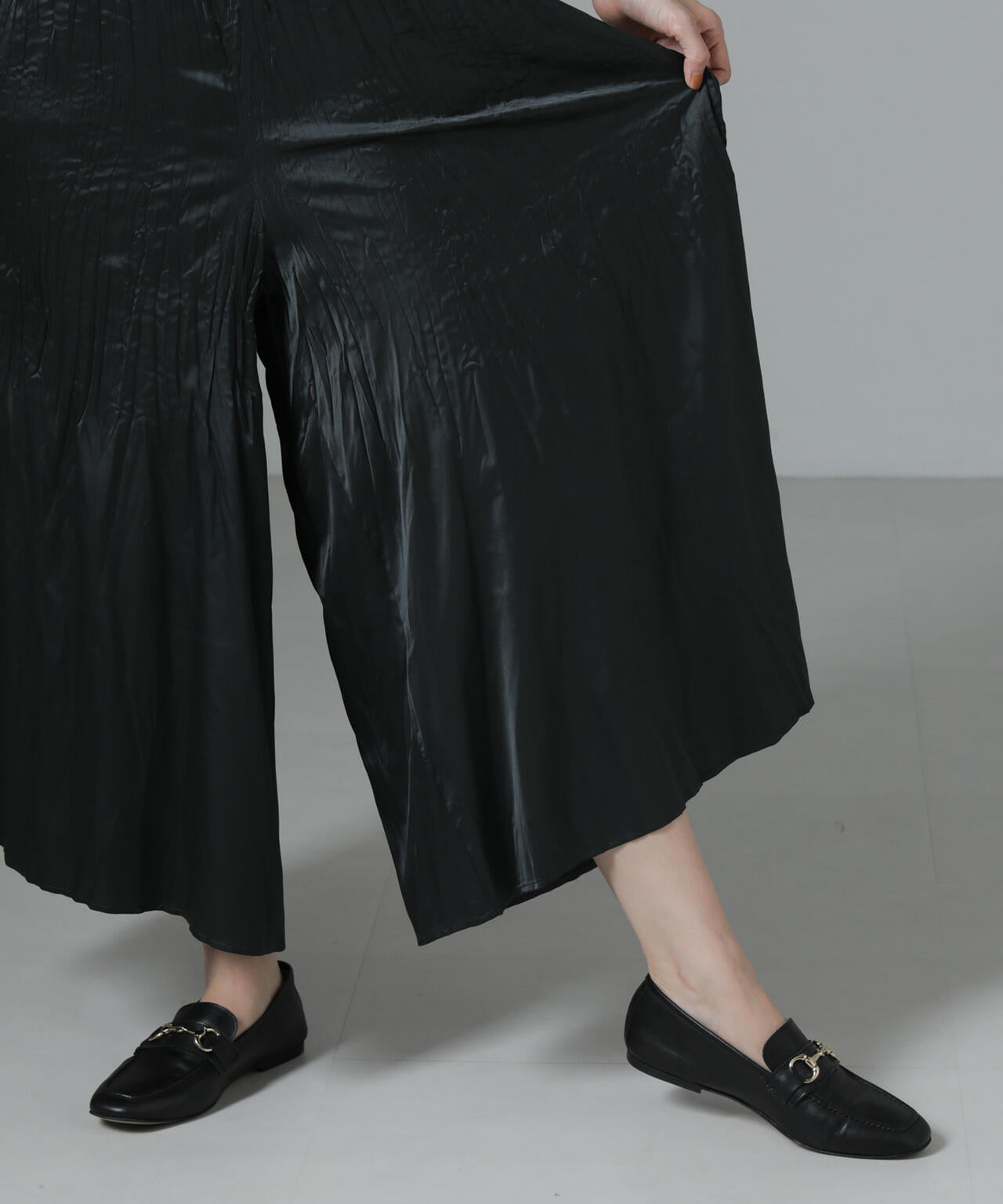 消しプリーツサテンワイドパンツ 6734227320