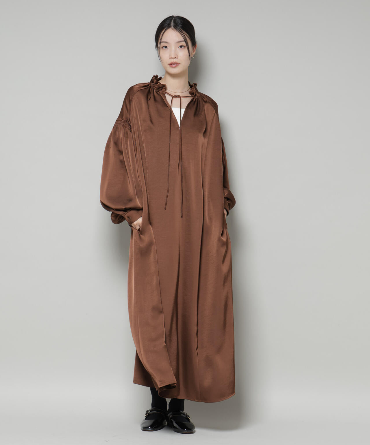 シャーリング ギャザースリーブ サテン マキシワンピース