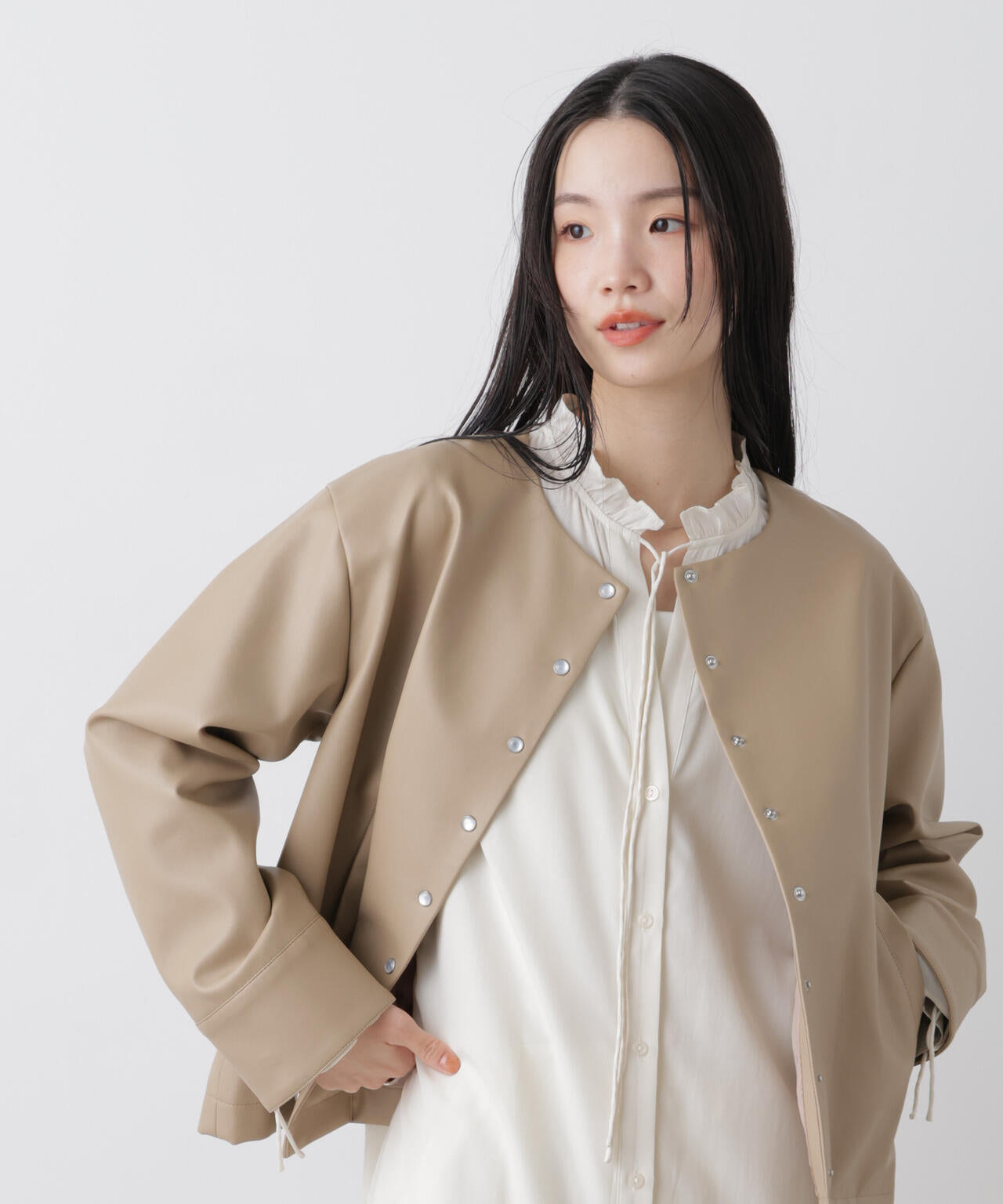 フェイクレザーパールドットノーカラージャケット 6736116302