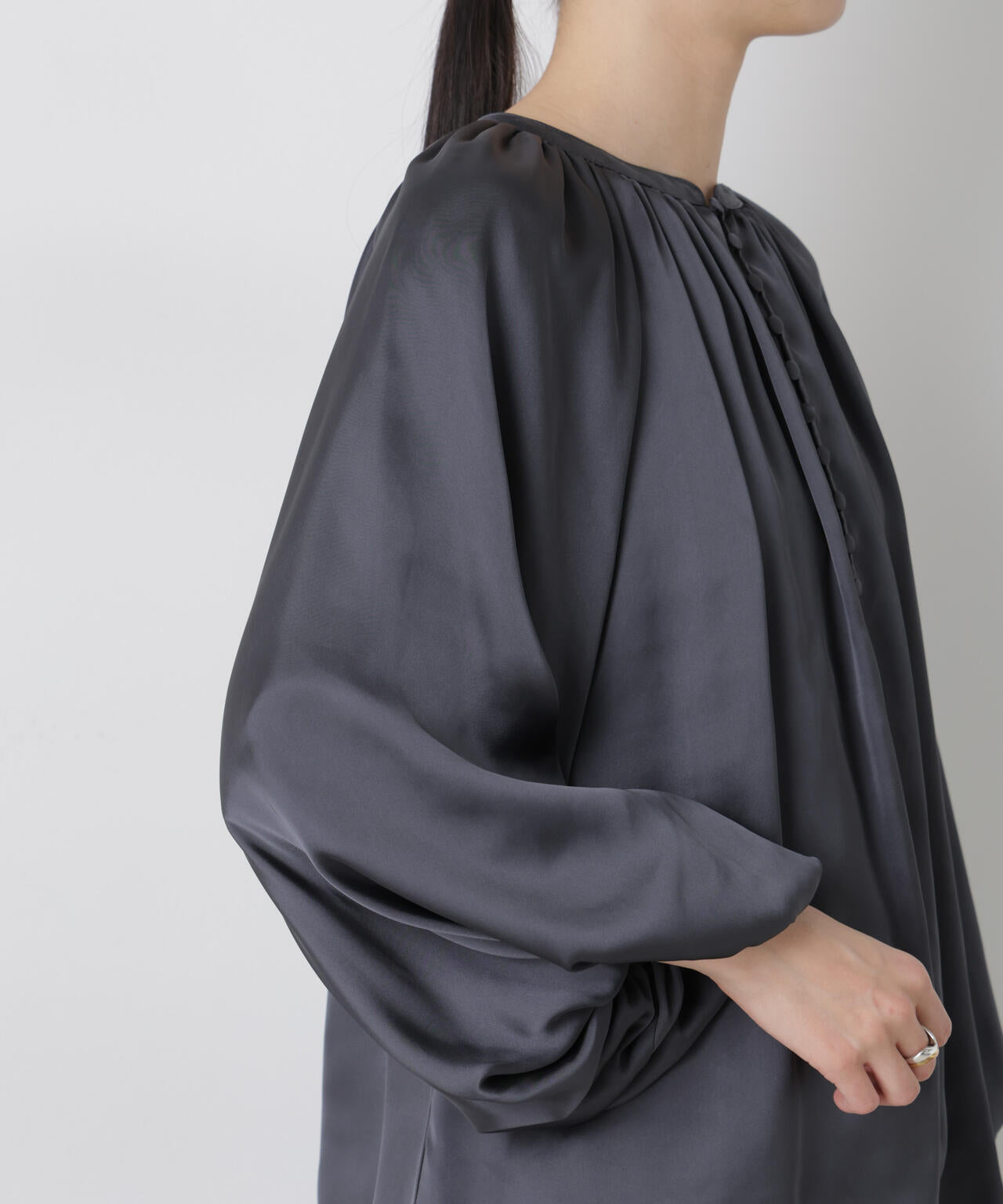 前後2wayサテンボリュームスリーブブラウス 6736120305