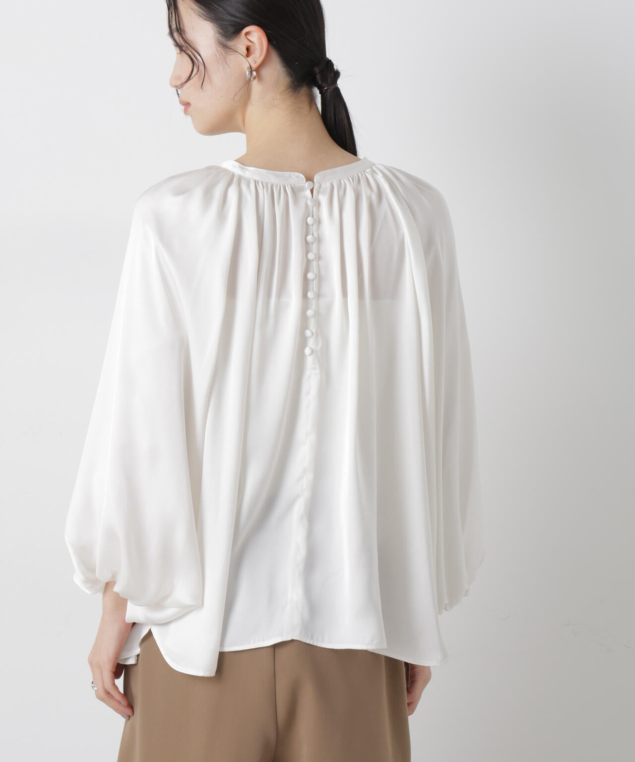 前後2wayサテンボリュームスリーブブラウス 6736120305