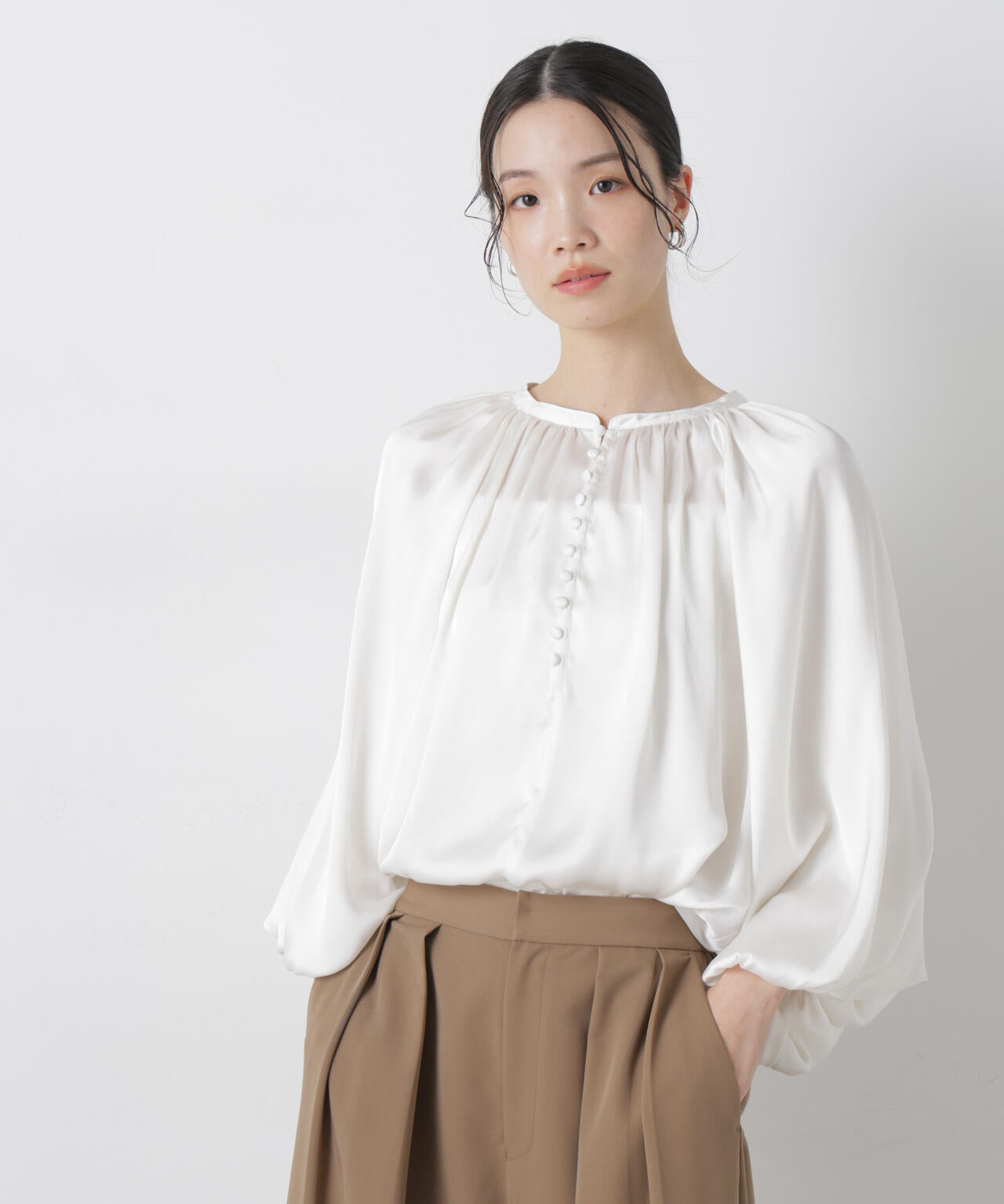 前後2wayサテンボリュームスリーブブラウス 6736120305