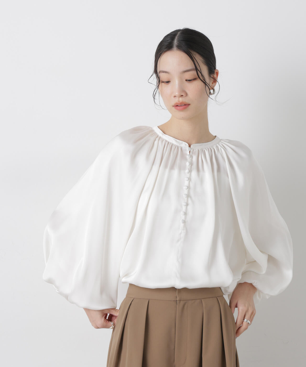 前後2wayサテンボリュームスリーブブラウス 6736120305