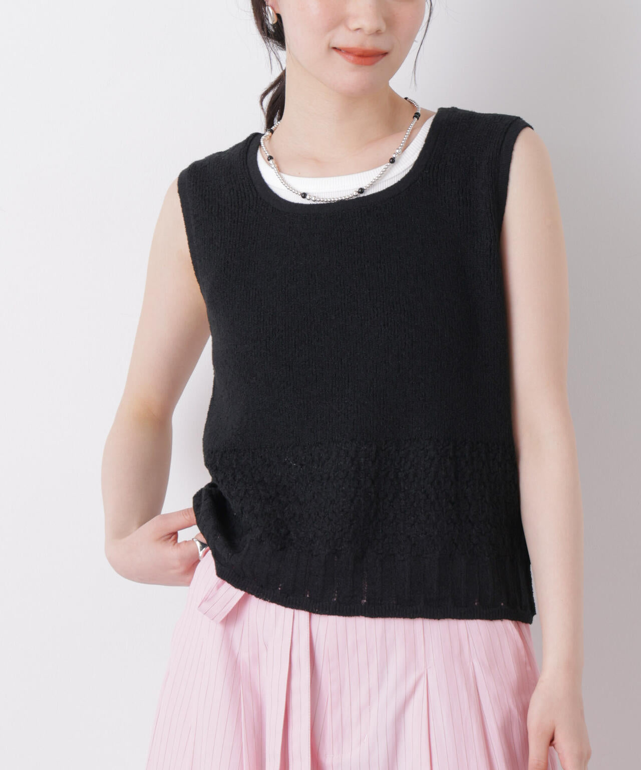透かし柄切り替えノースリーブニットトップス 6736122340
