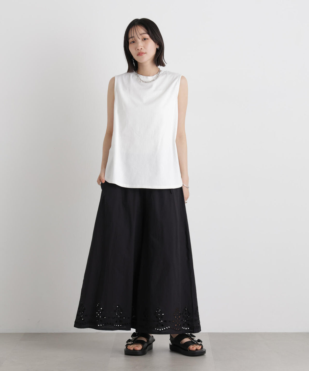 バックタックラウンドヘムノースリーブカットトップス 6736124331