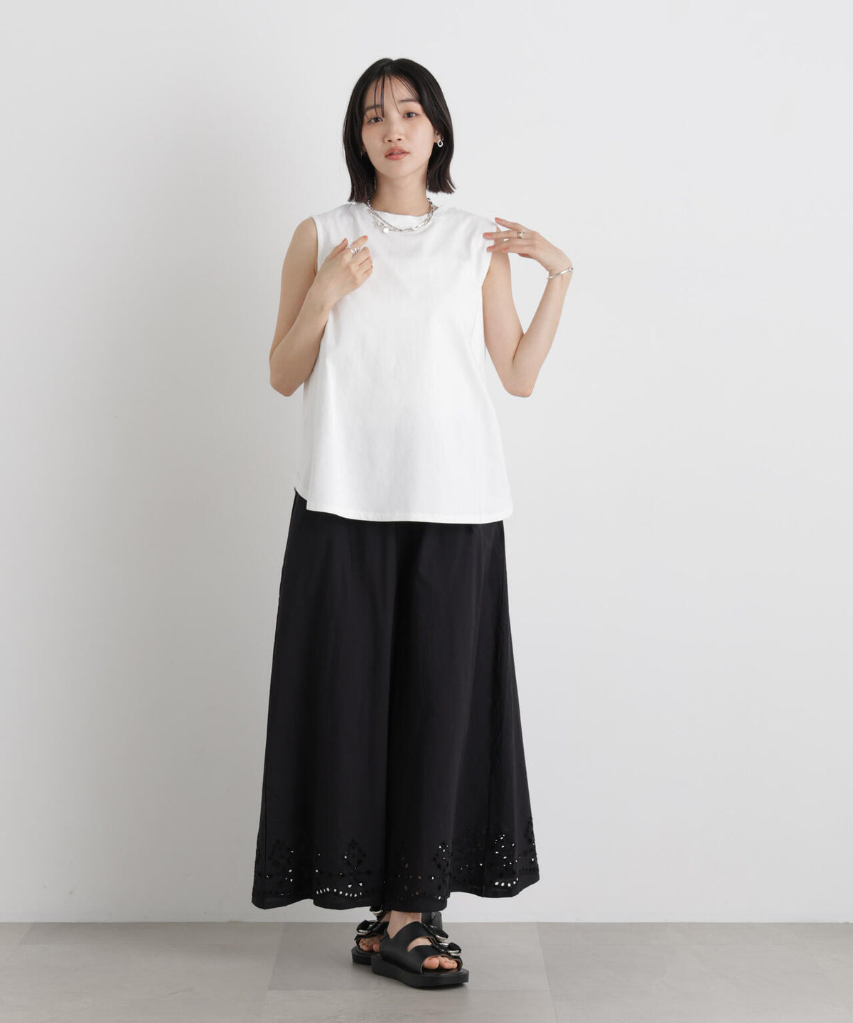 バックタックラウンドヘムノースリーブカットトップス 6736124331