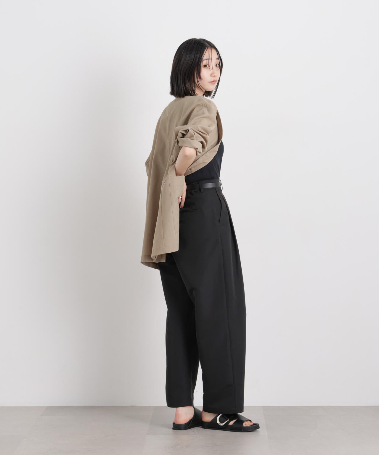 平織りツータックワイドパンツ 6736127316