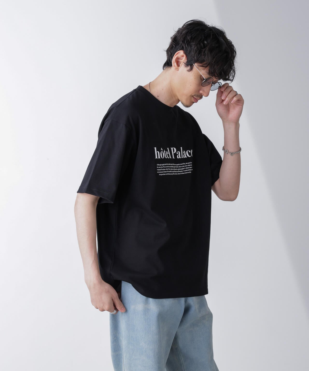 r ロゴ オファー ブランド tシャツ