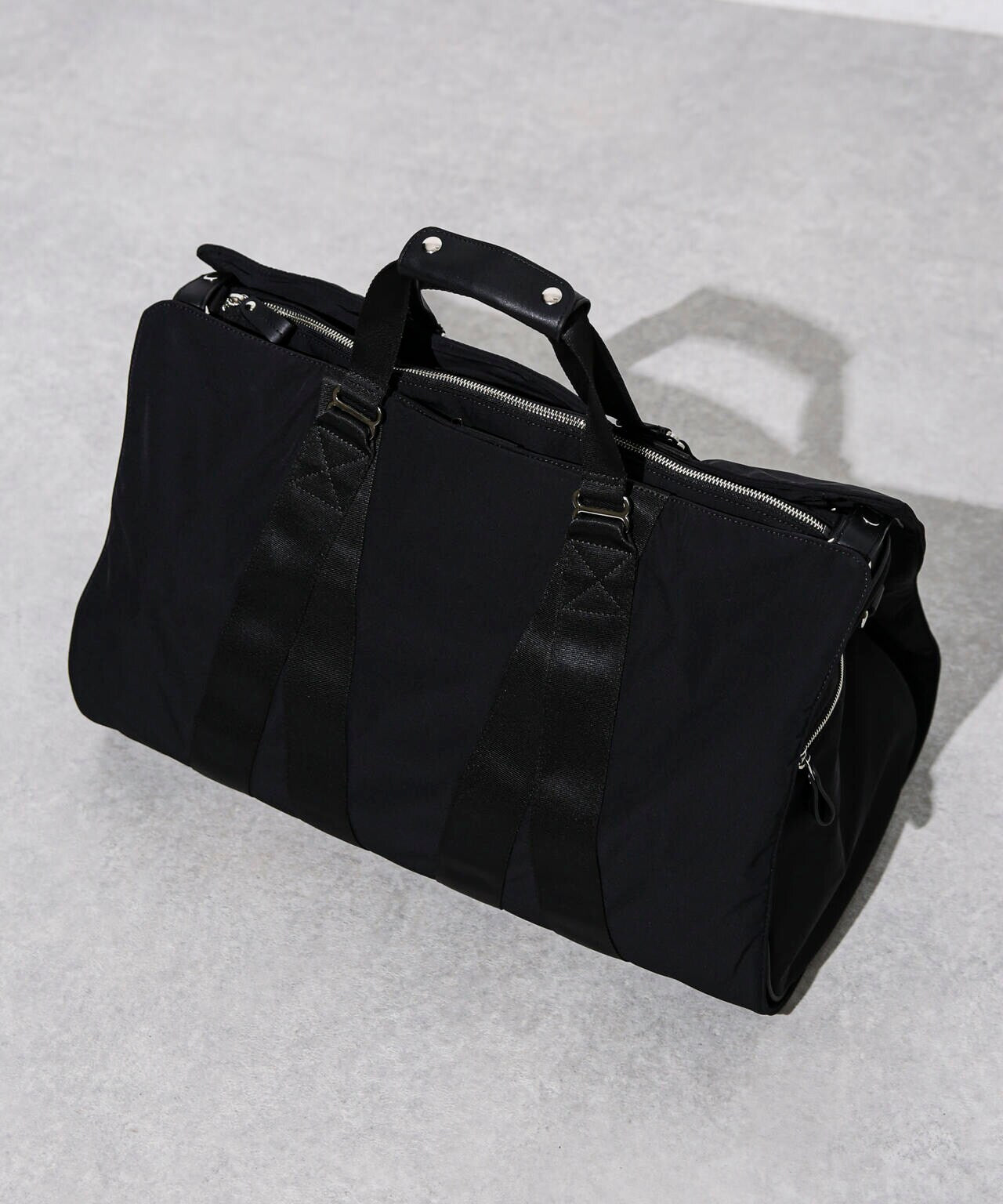 ESSENTIAL LINE」ガーメントドラムバッグ