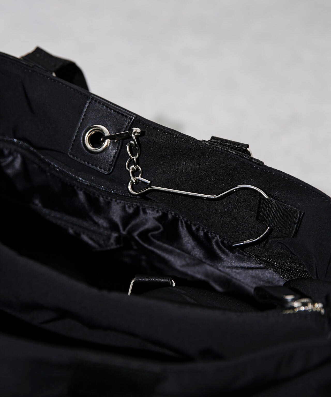 ESSENTIAL LINE」ガーメントドラムバッグ