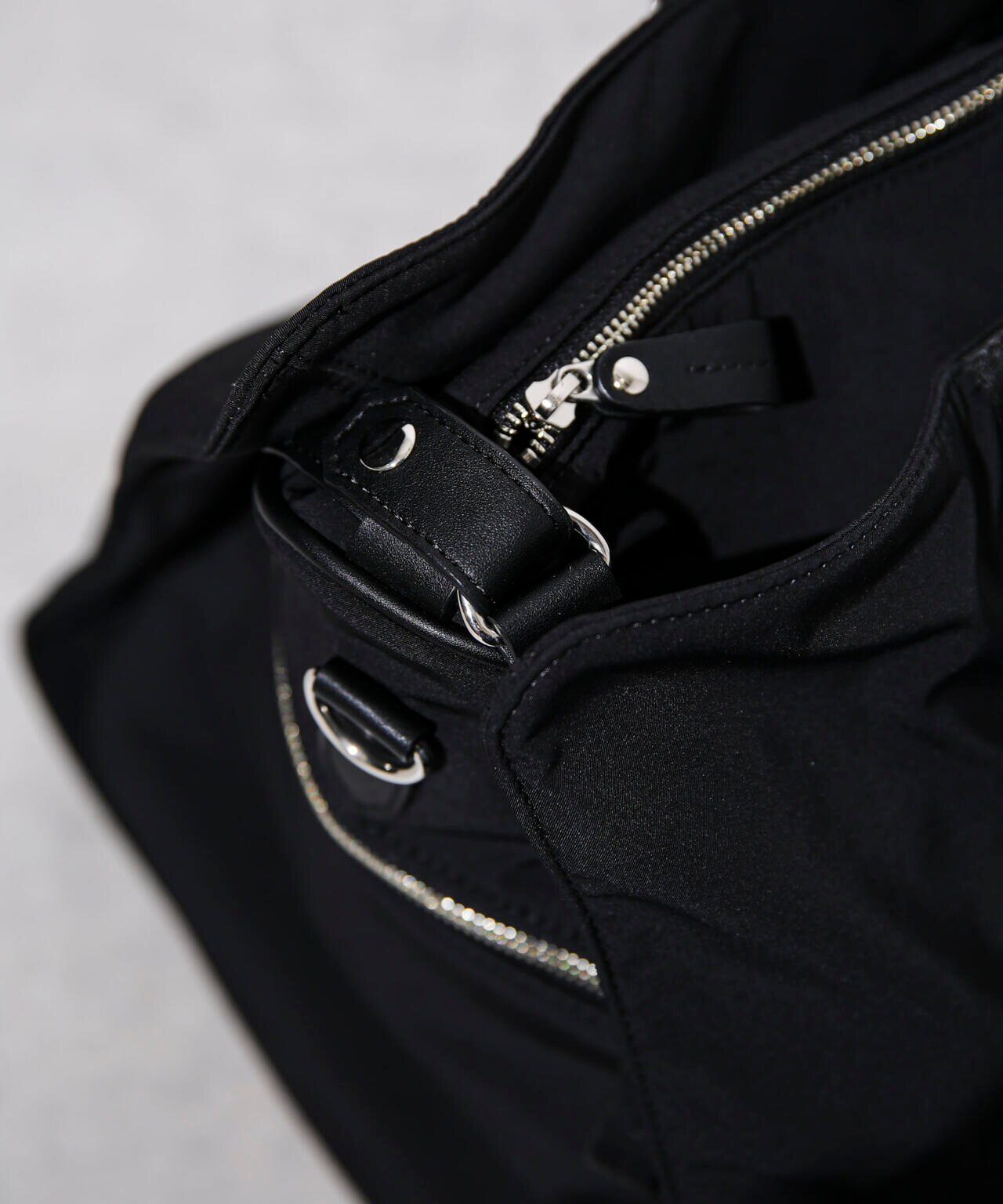 ESSENTIAL LINE」ガーメントドラムバッグ