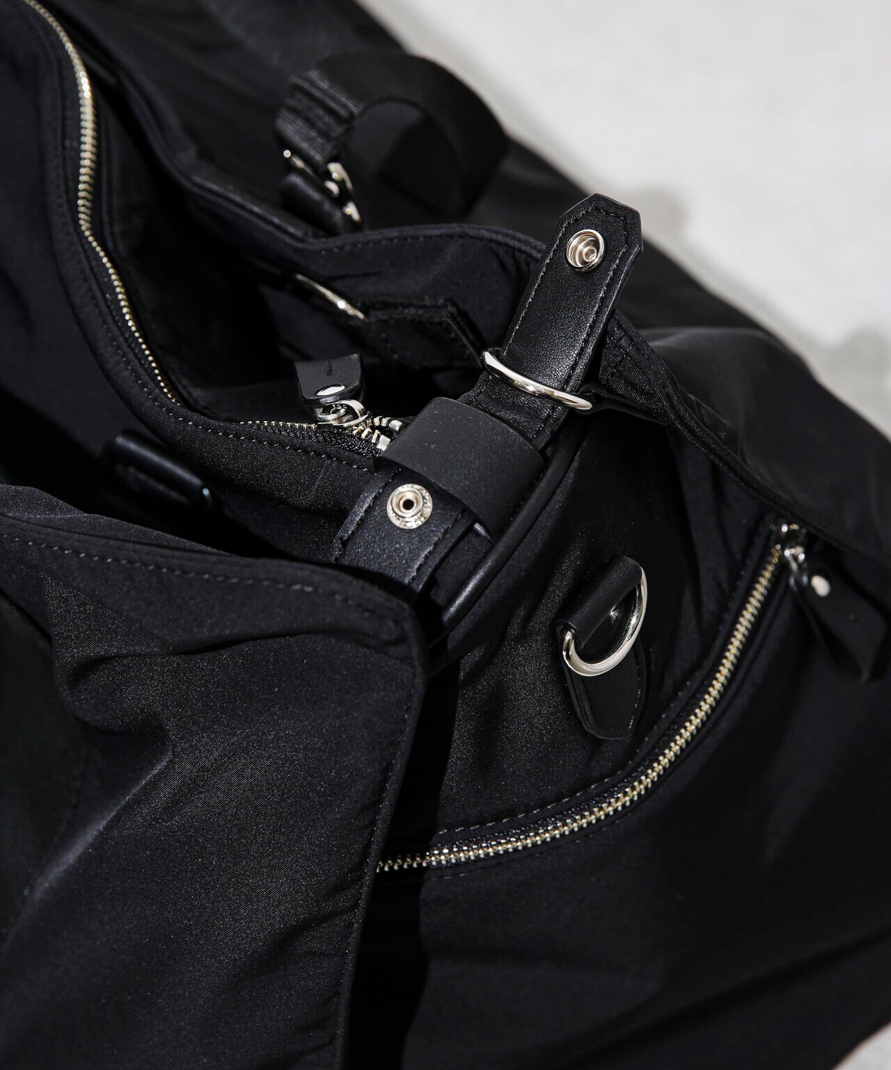ESSENTIAL LINE」ガーメントドラムバッグ