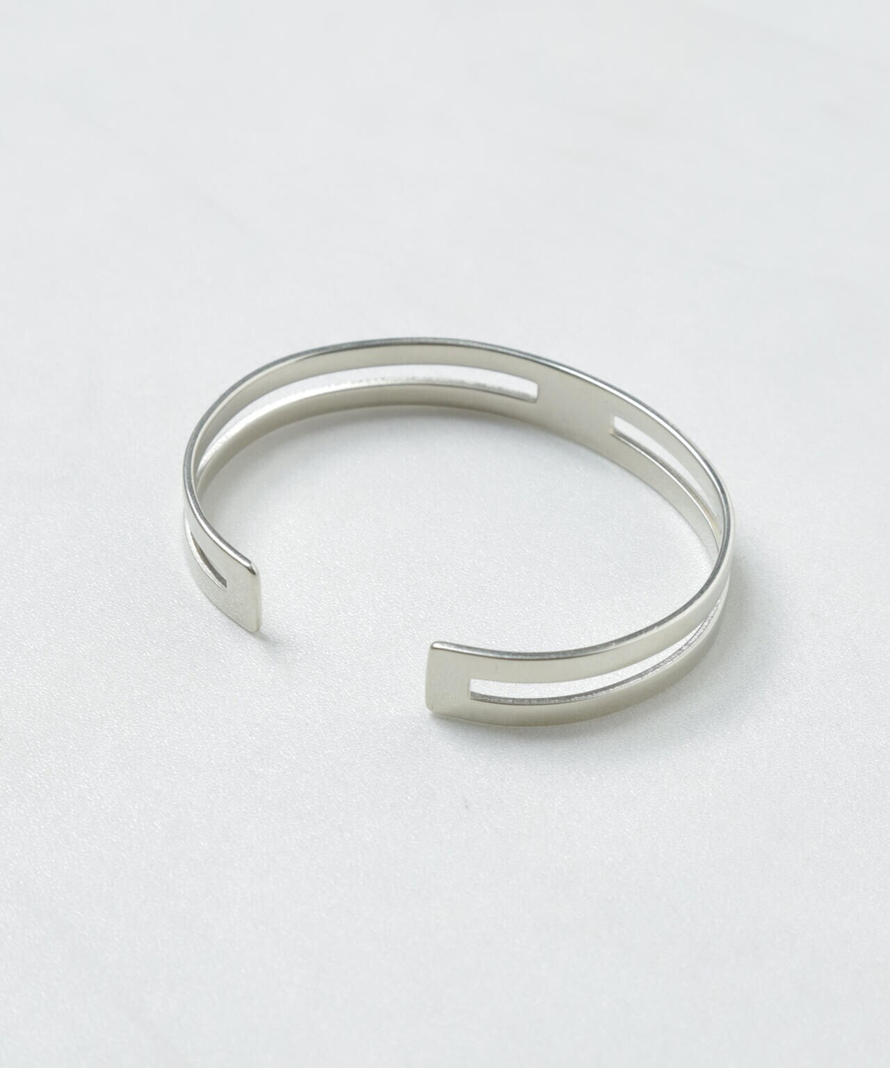 「NU jewelry」ジャーマンシルバースルーバングル 6684248203