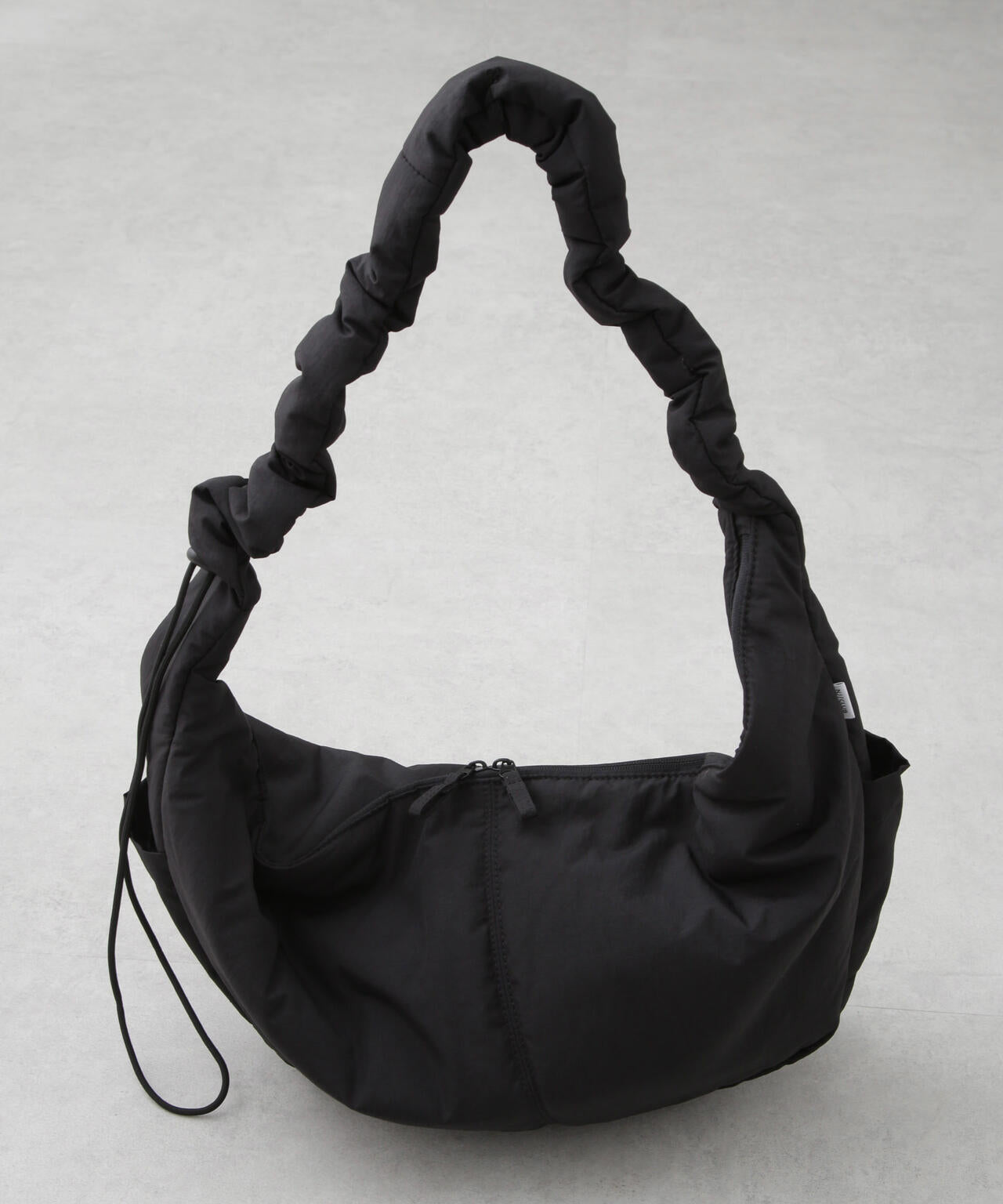 NJ/CLUB」中綿 ハーフムーン ショルダーバッグ