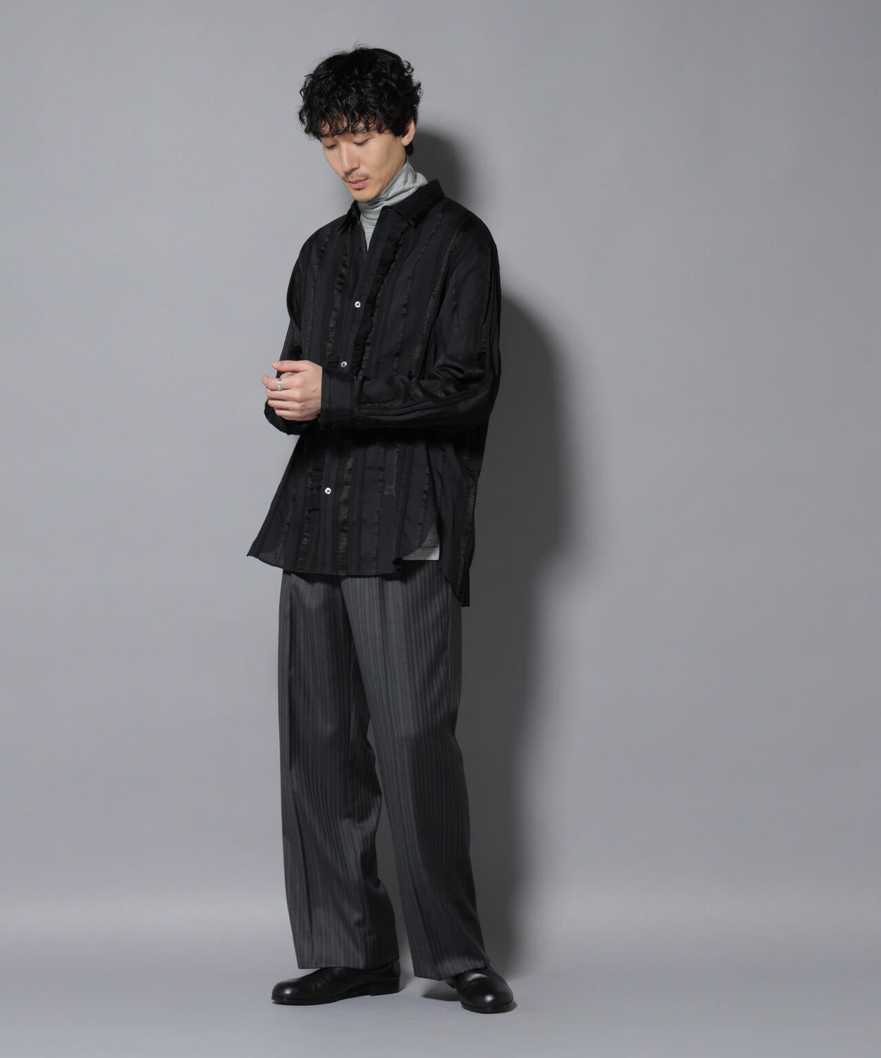 ASSEMBLANC」タクタイルクロスフリルシャツ