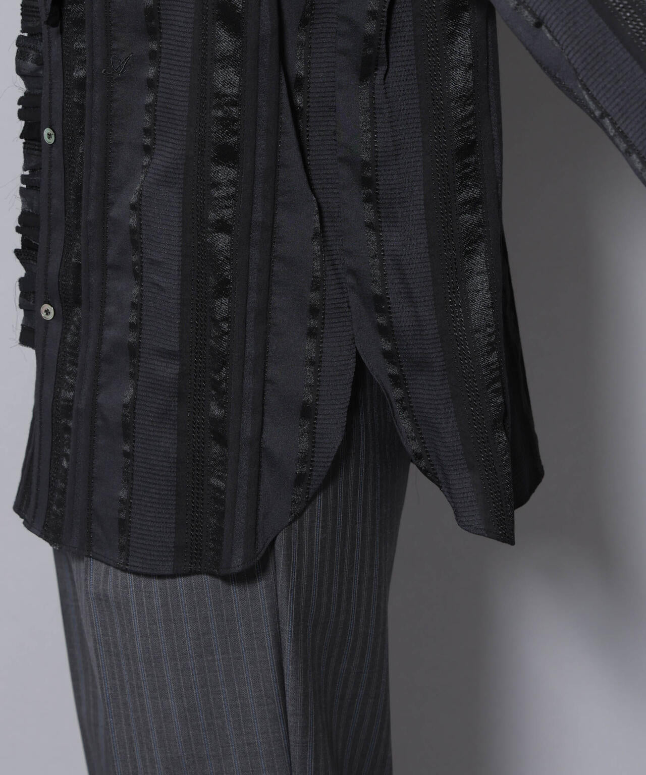 「ASSEMBLANC」タクタイルクロスフリルシャツ 6685220224