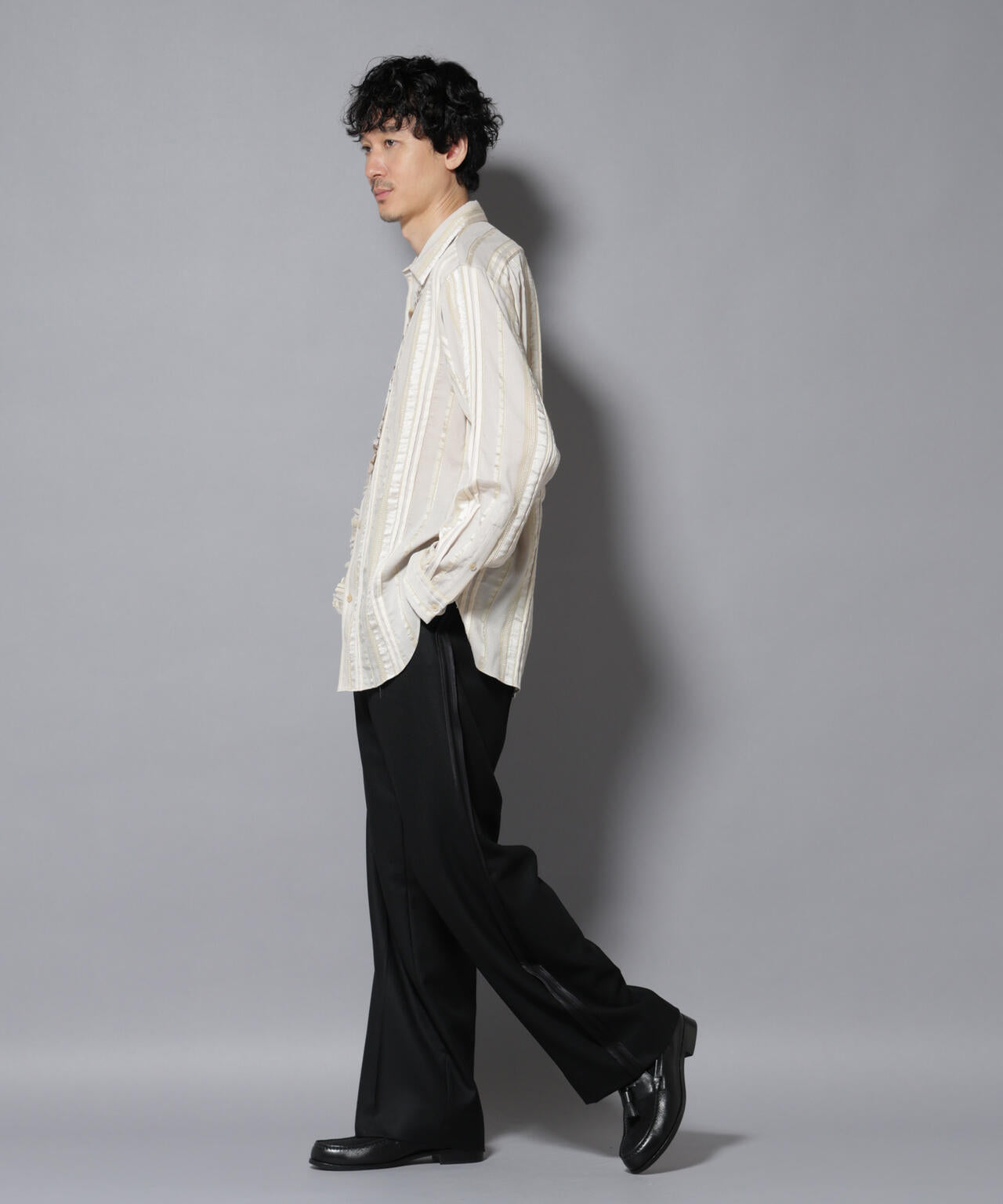 「ASSEMBLANC」タクタイルクロスフリルシャツ 6685220224