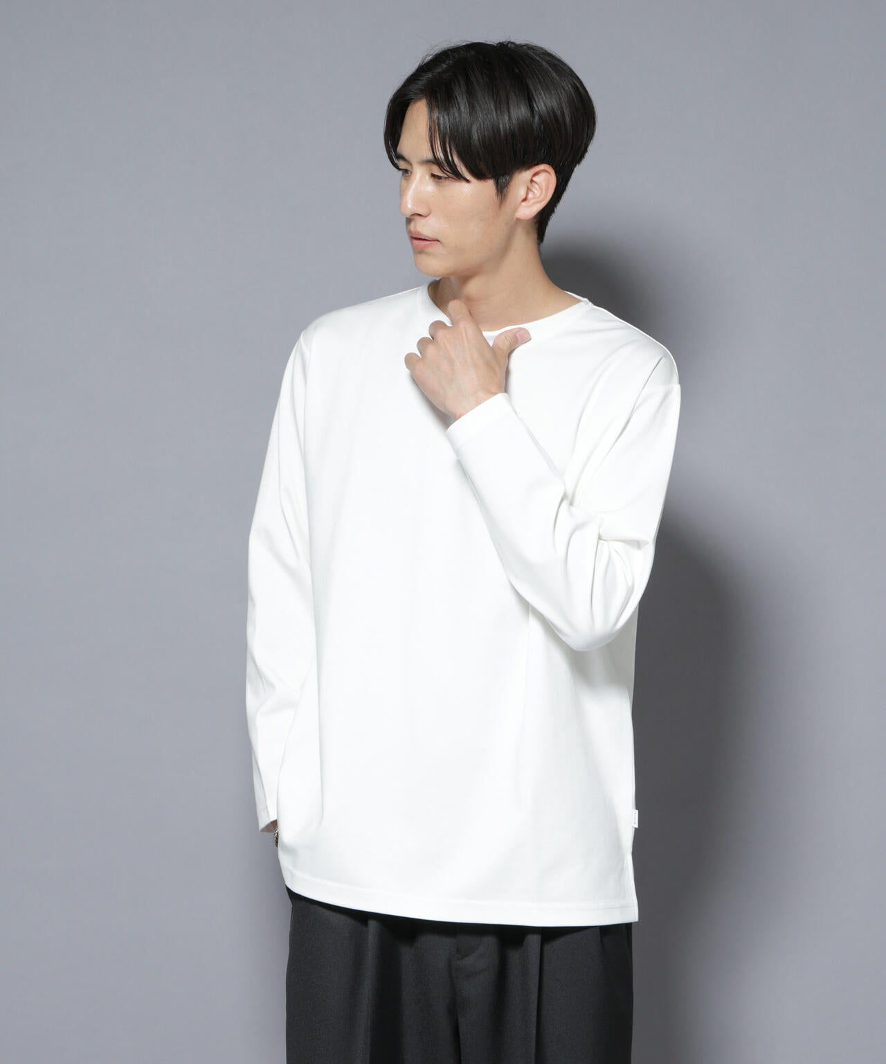 NJ/CLUB｣モクロディ ボートネック サイドスリットTシャツ