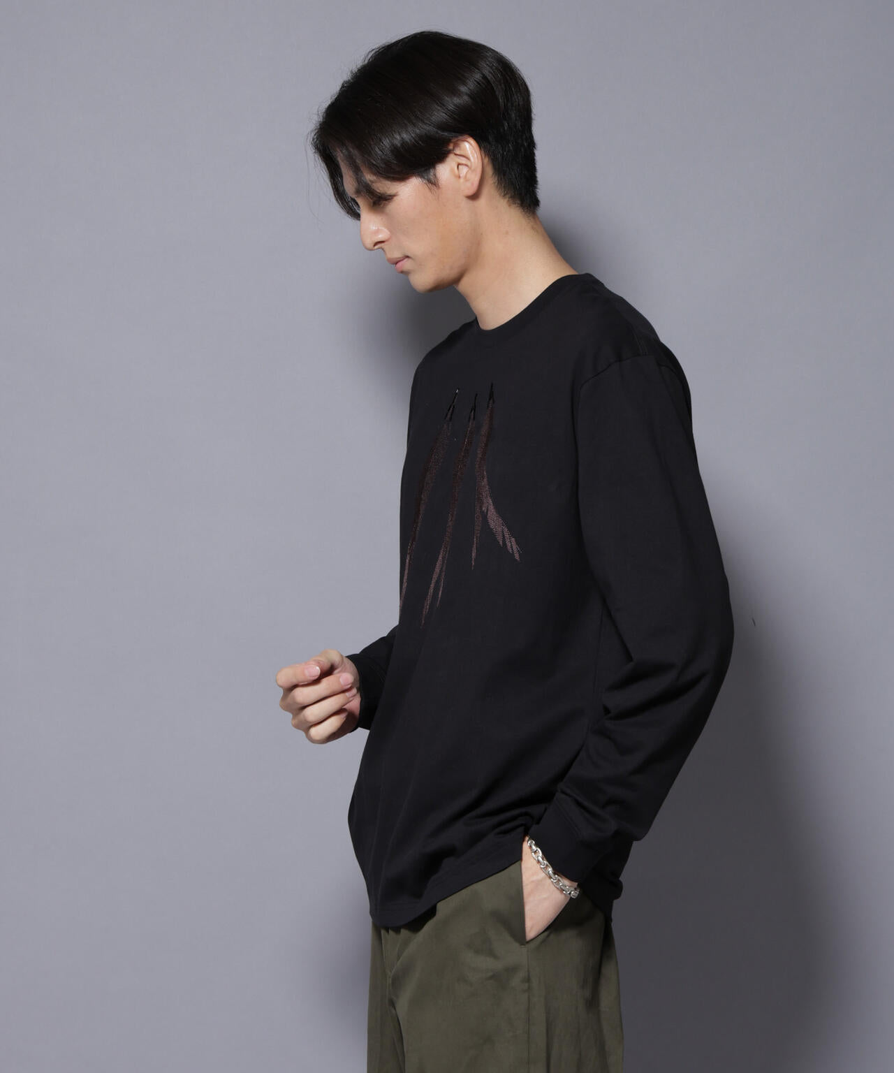 フェザー エンブロイダリー ロングスリーブTシャツ 6685223234