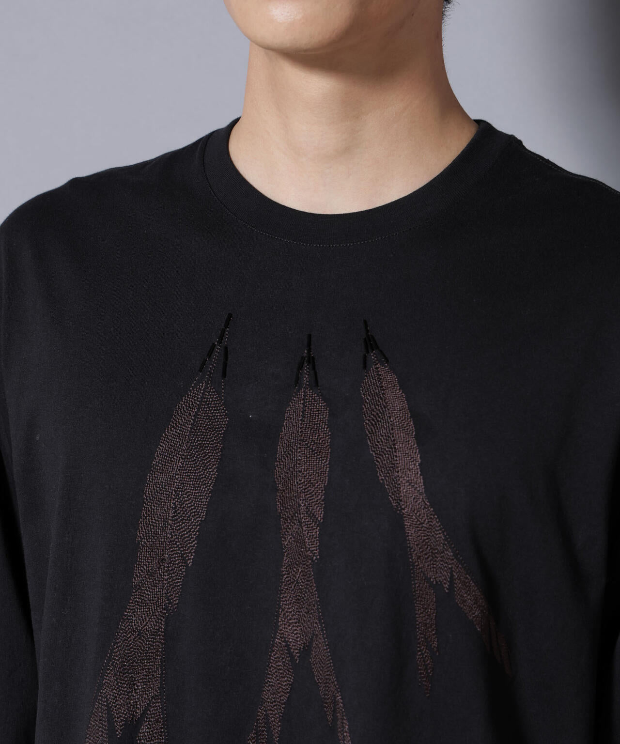 フェザー エンブロイダリー ロングスリーブTシャツ 6685223234
