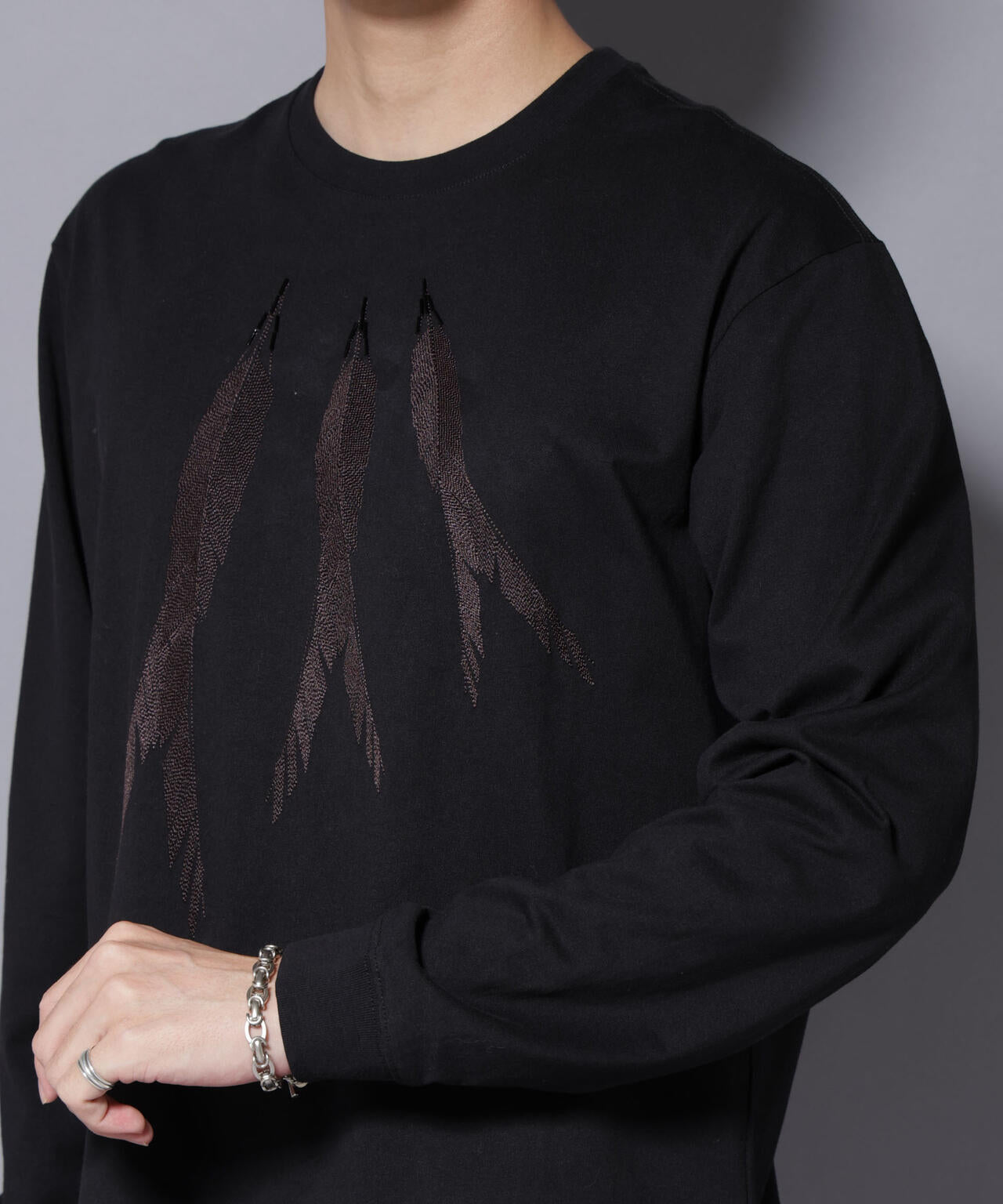 フェザー エンブロイダリー ロングスリーブTシャツ 6685223234
