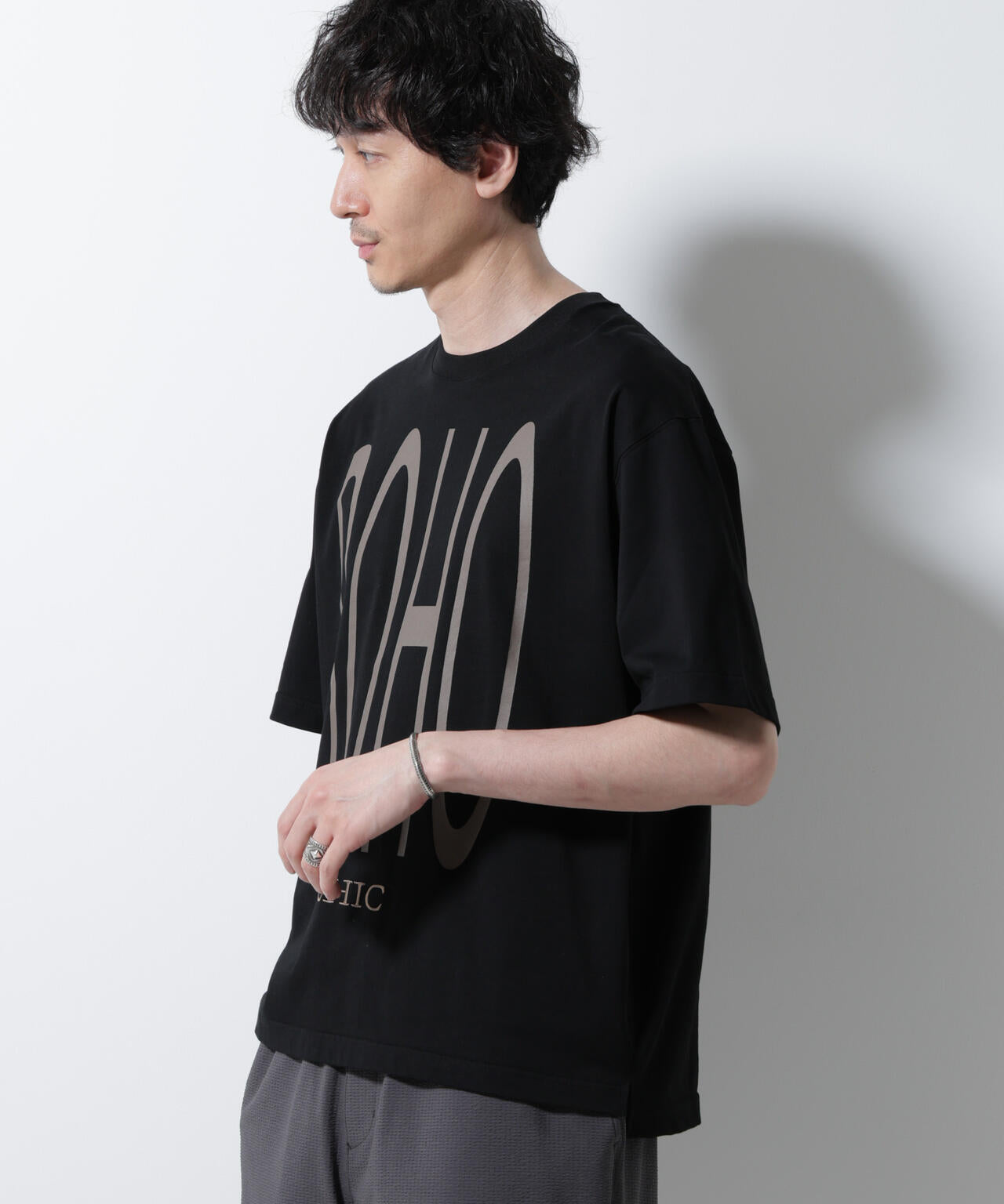 「BOHO CHIC」エディトリアル プリントTシャツ 6685224216