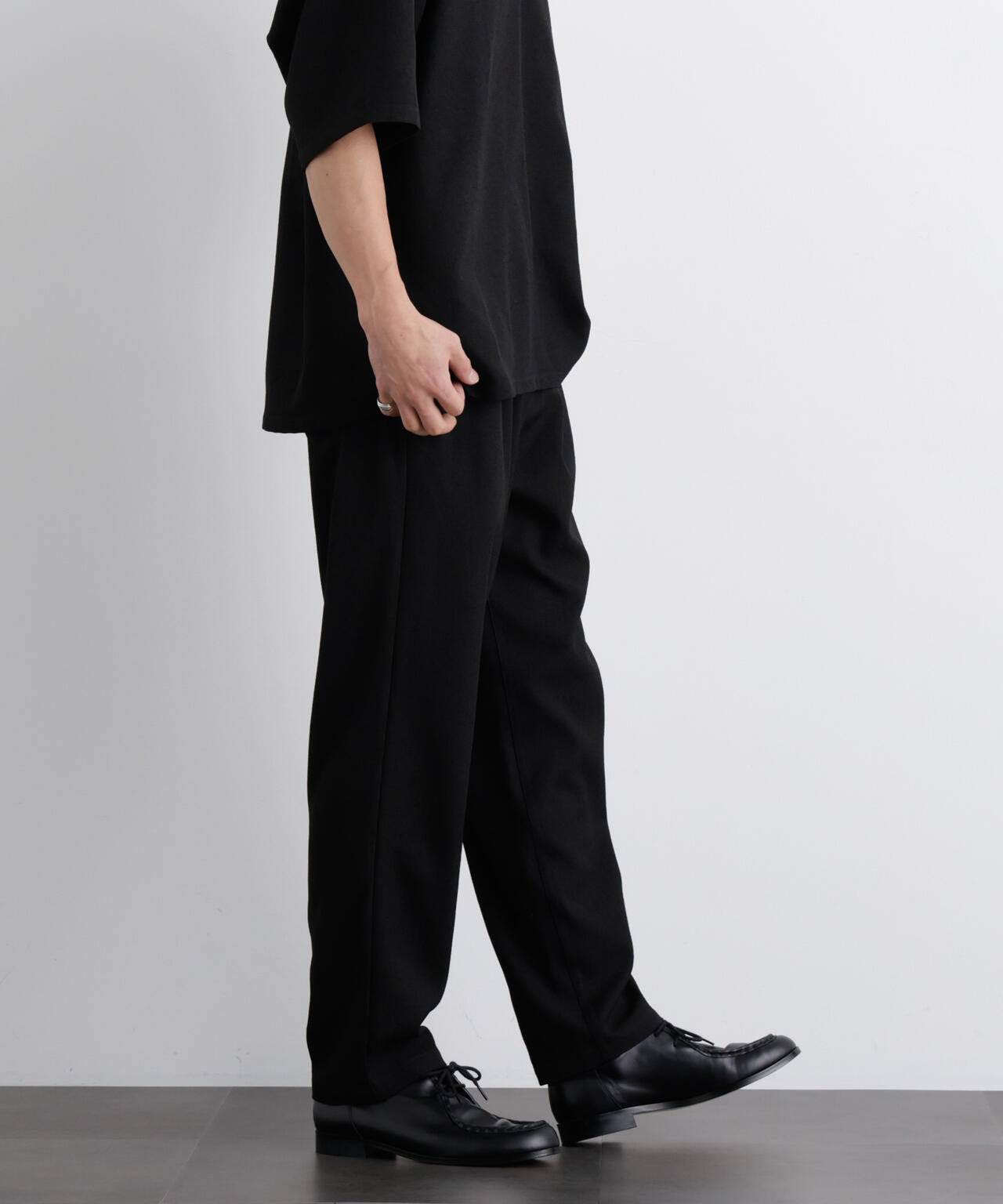 「Meaningful Continuity」coveross(R) EOS ポリエステルブッチャーリラックスワイドパンツ 6686127212