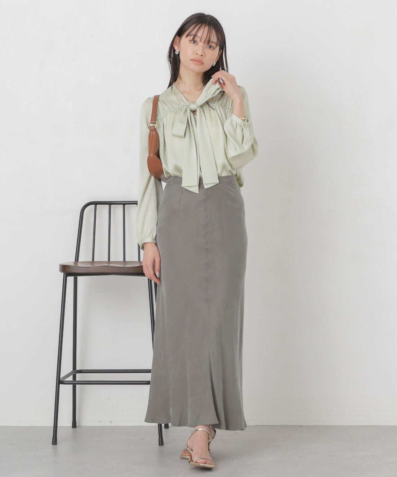 新品 タグ付き MOUSSY フロント リボン ギャザー ブラウス 新品 タグ付き MOUSSY フロント リボン ギャザー ブラウス