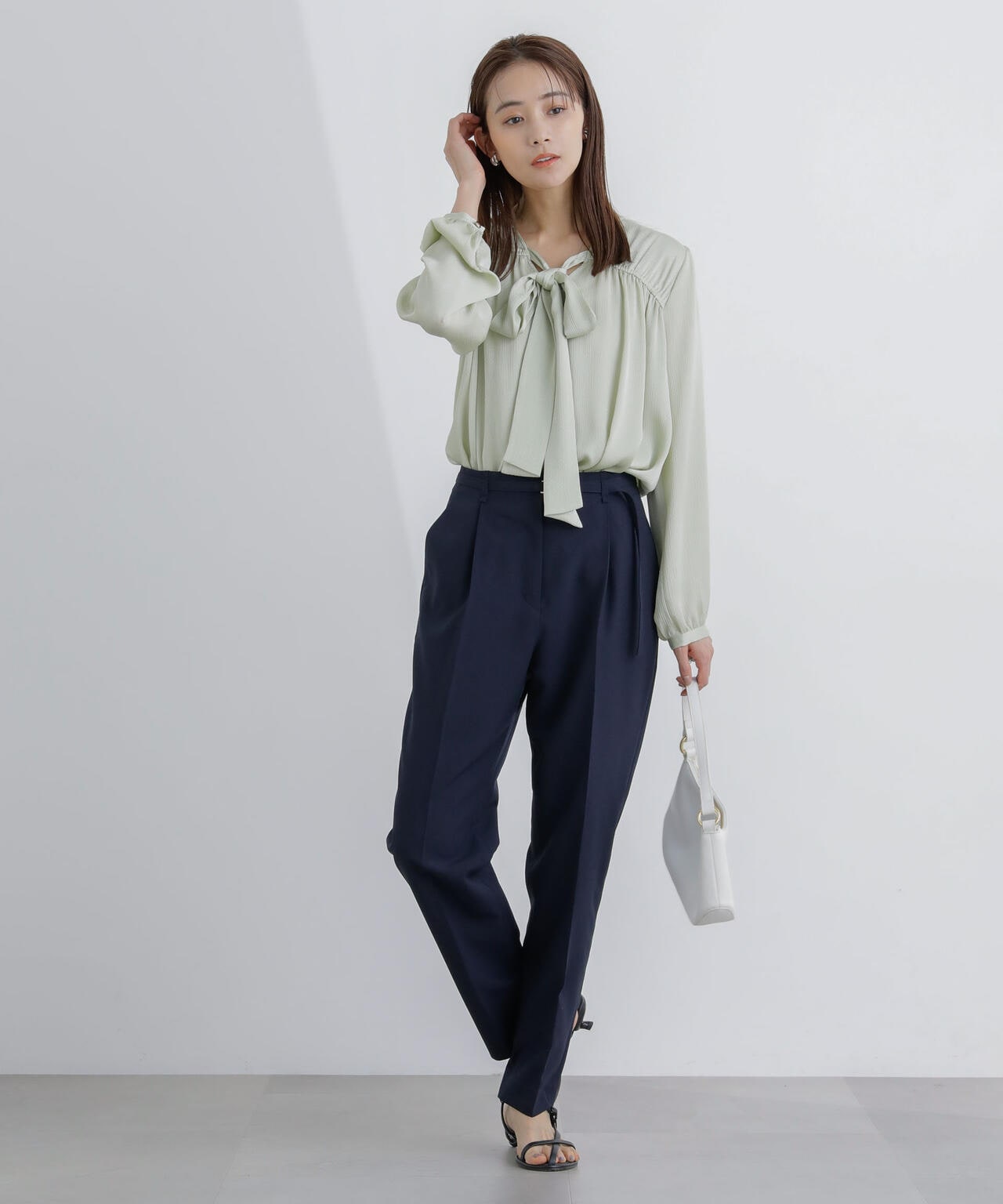 ライト ファンクション ベルト付き タック テーパード パンツ