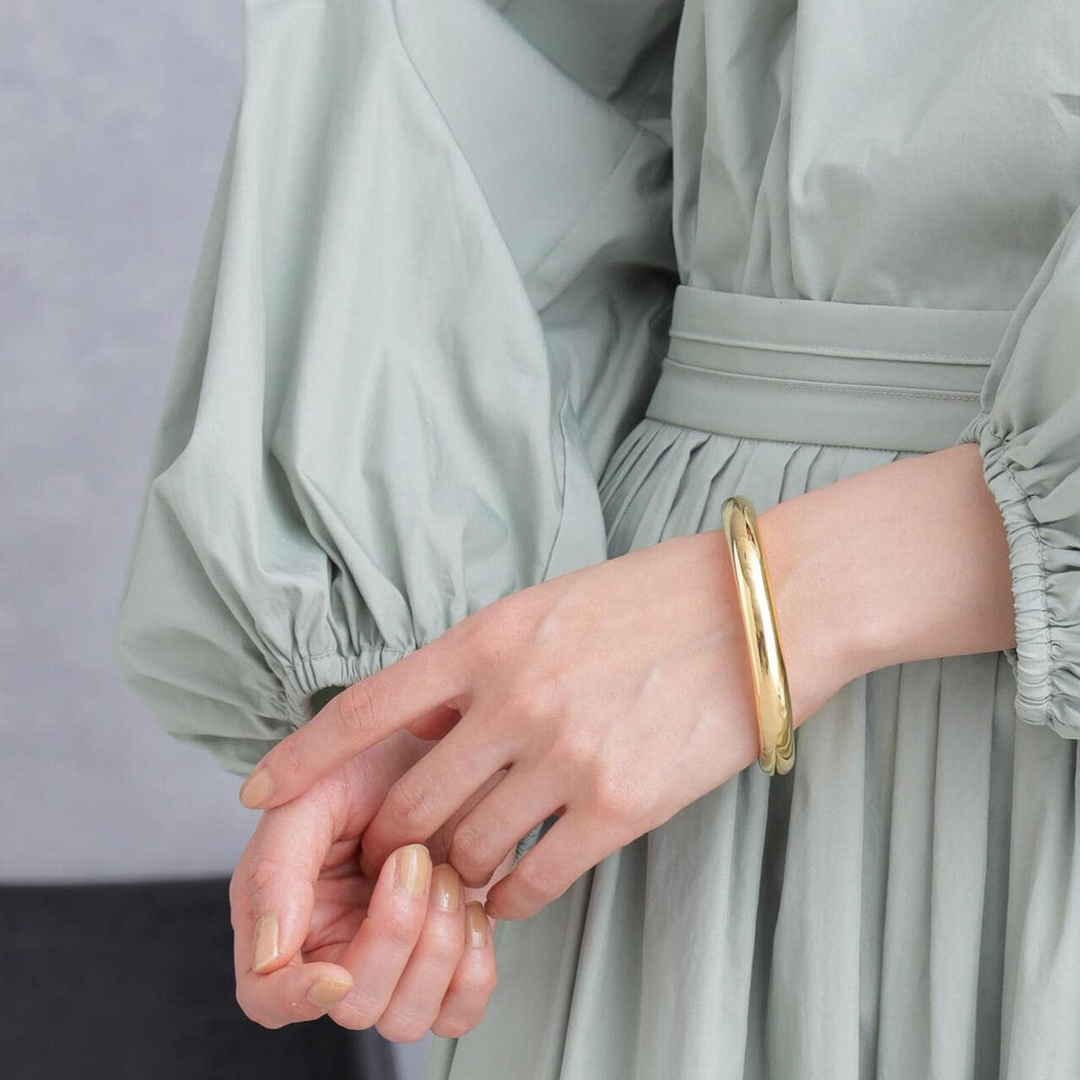 MARNI ブラウンとゴールドのオーバルバングル MARNI ブラウンとゴールドのオーバルバングル - メルカリ