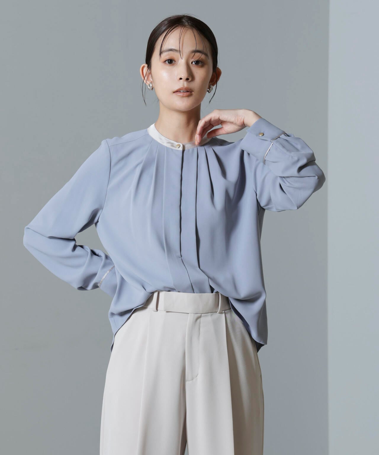 スタンドカラータックブラウス - SOÉJU online store｜上質な